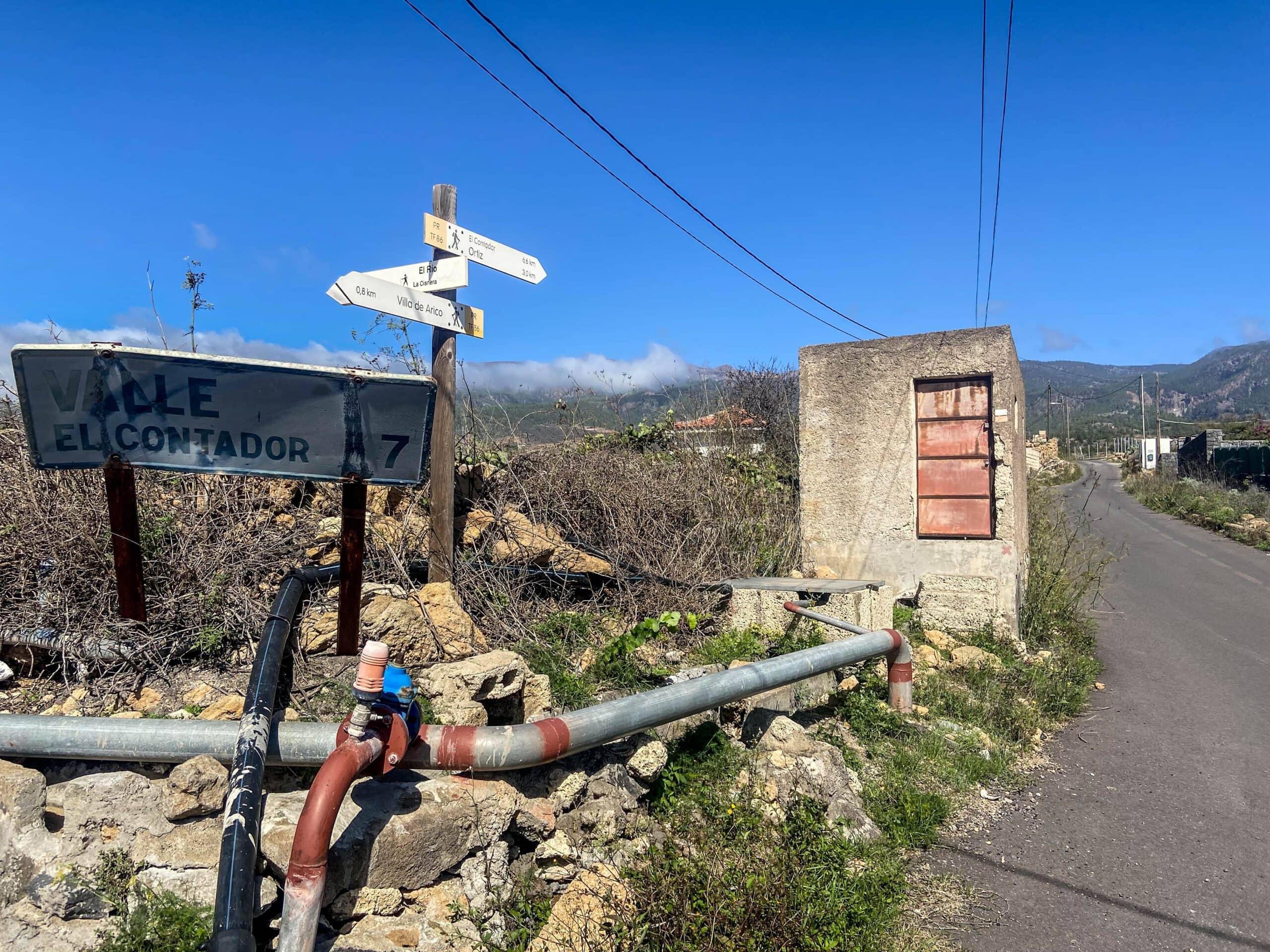 Wanderkreuzung vor Villa de Arico - hier triffst du auf dem Track der Rundwanderungen um Arico