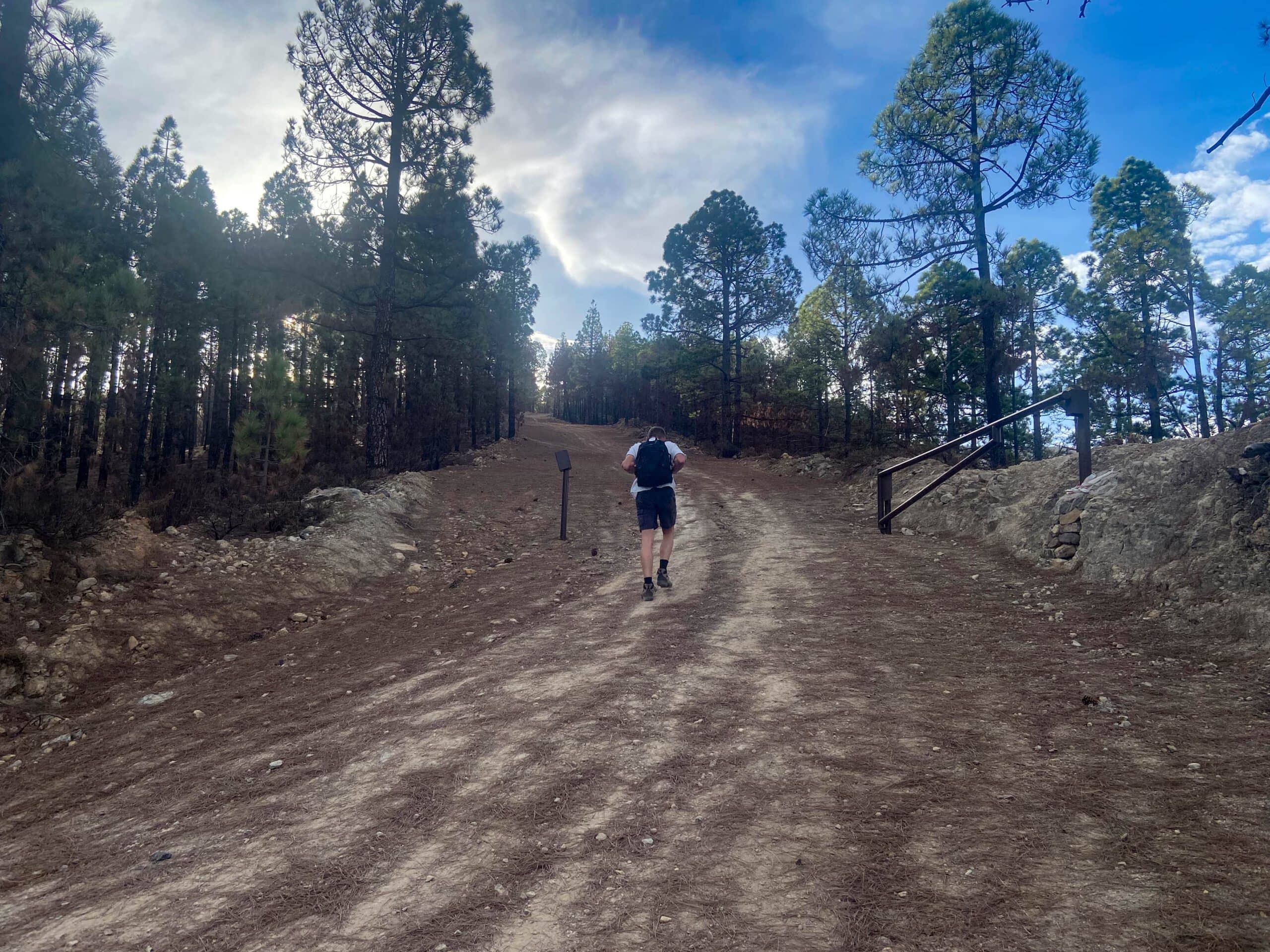 Excursionista subiendo hacia Fortaleza - caminos bastante empinados