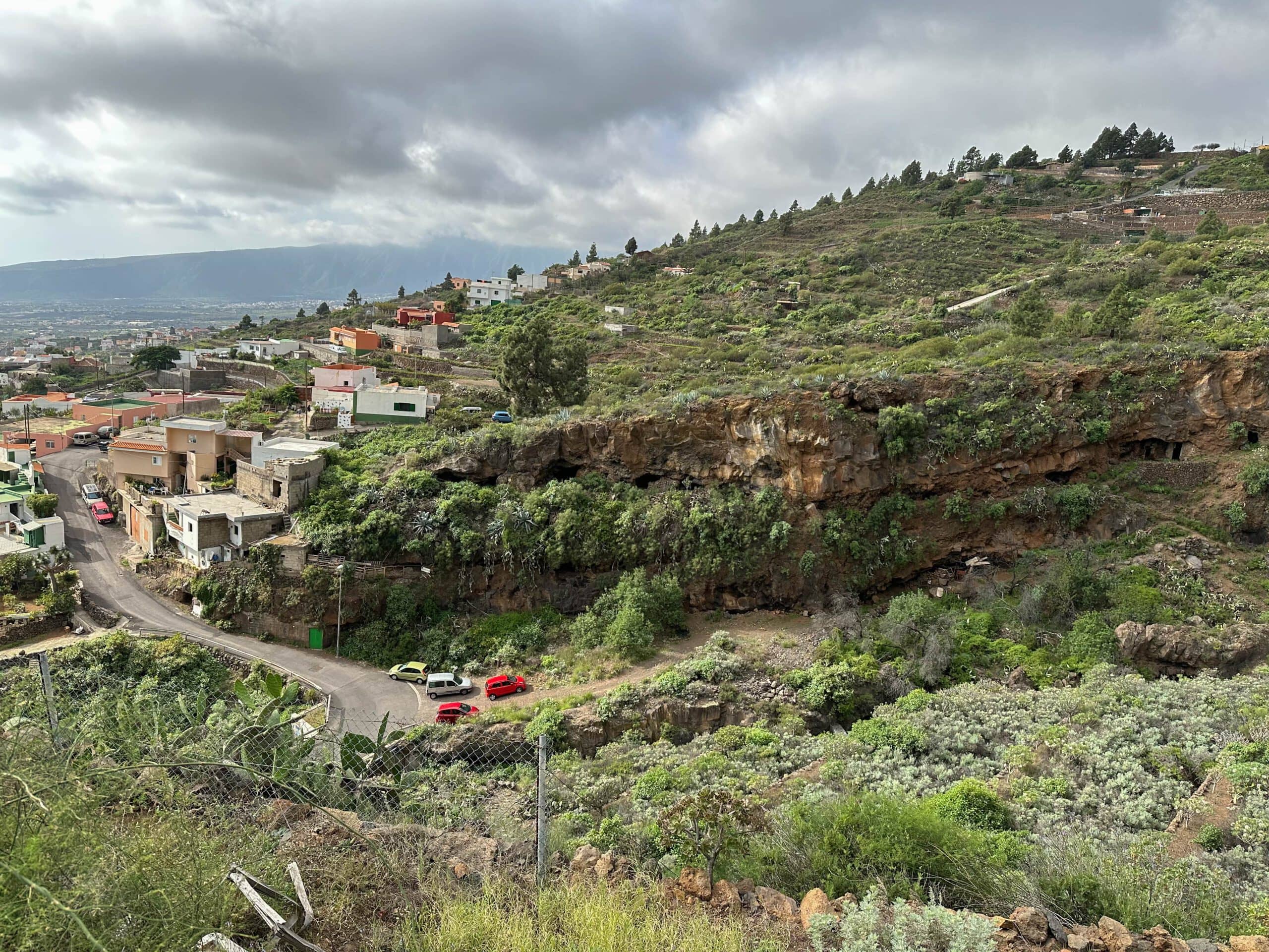 Starting point at the bottom of the Pi Araya road - the trail starts there, up to the road, or at the top of the road.