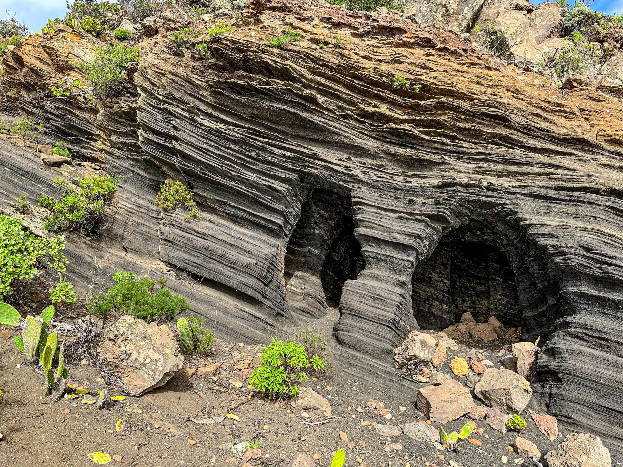 Cuevas a lo largo del camino - Pico Igonse