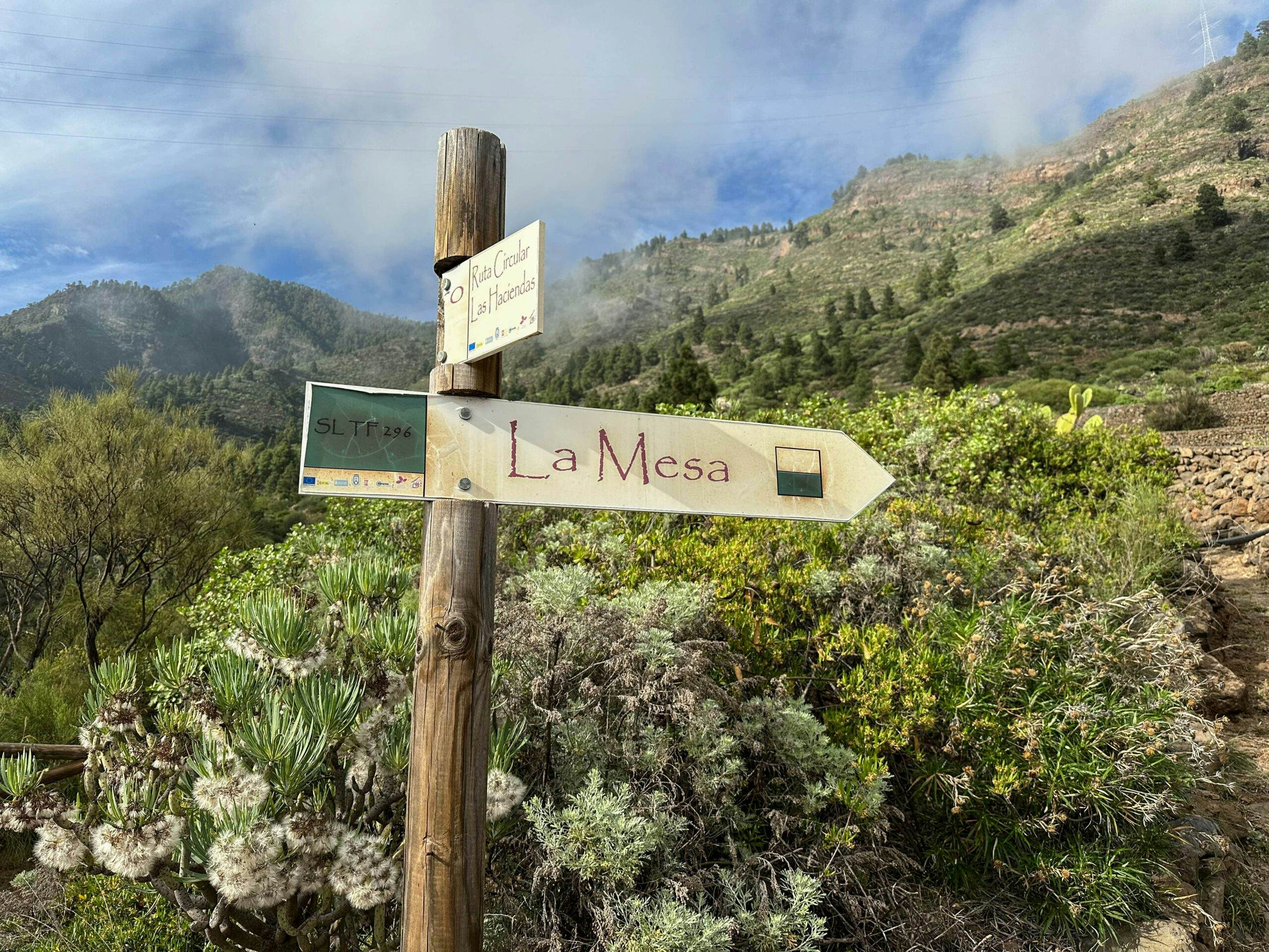 Hiking signs at Araya La Mesa SL TF 296