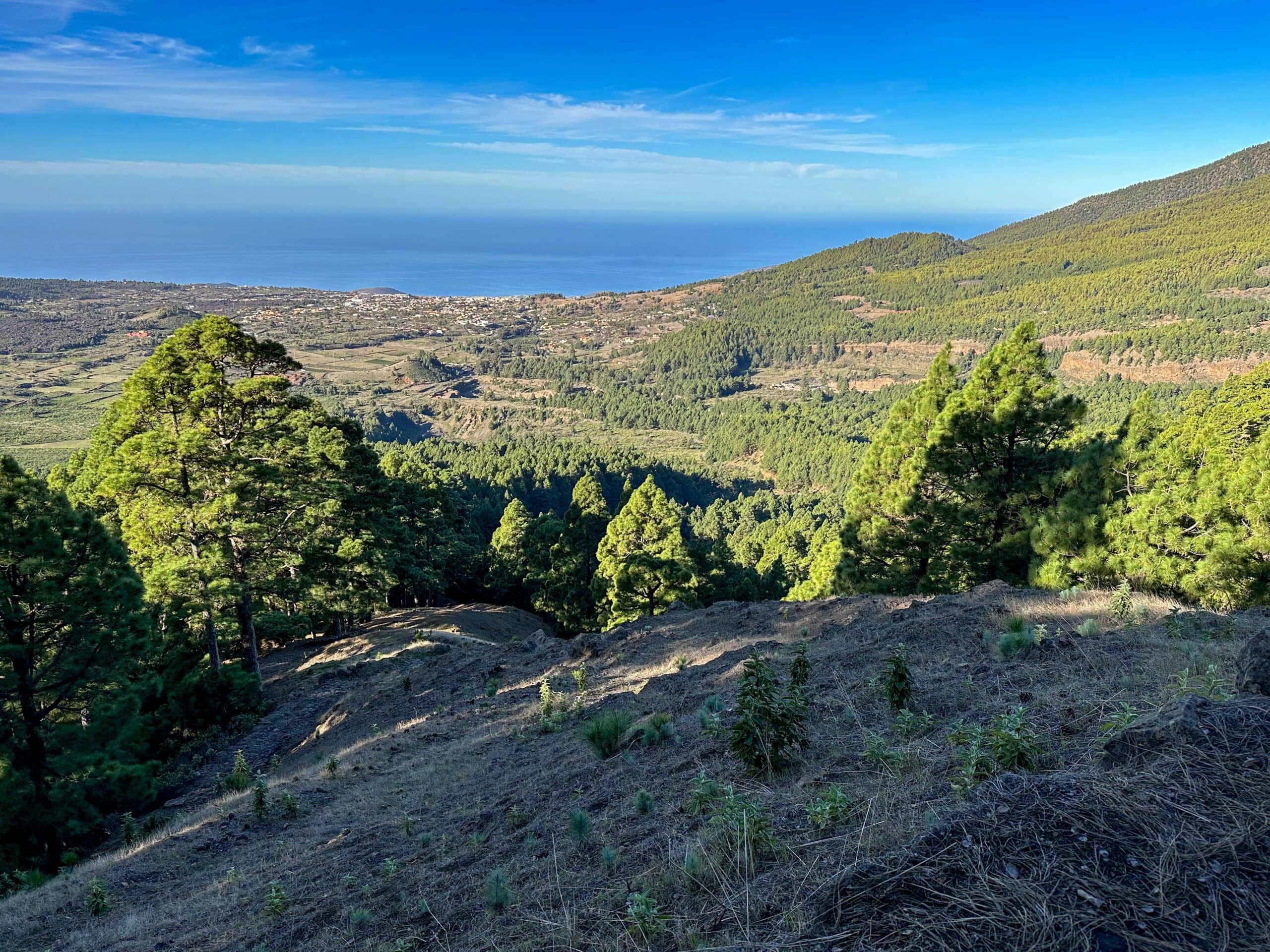 Senda de ascenso por encima de la Ermita con vistas al valle de Aridane