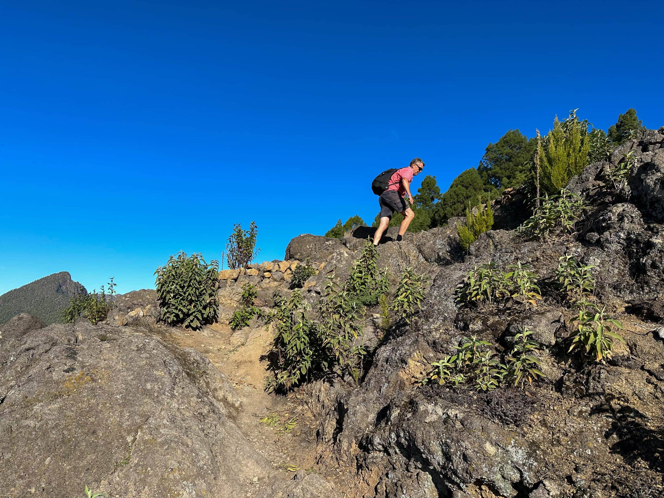 Senderista en el sendero de la Cumbre