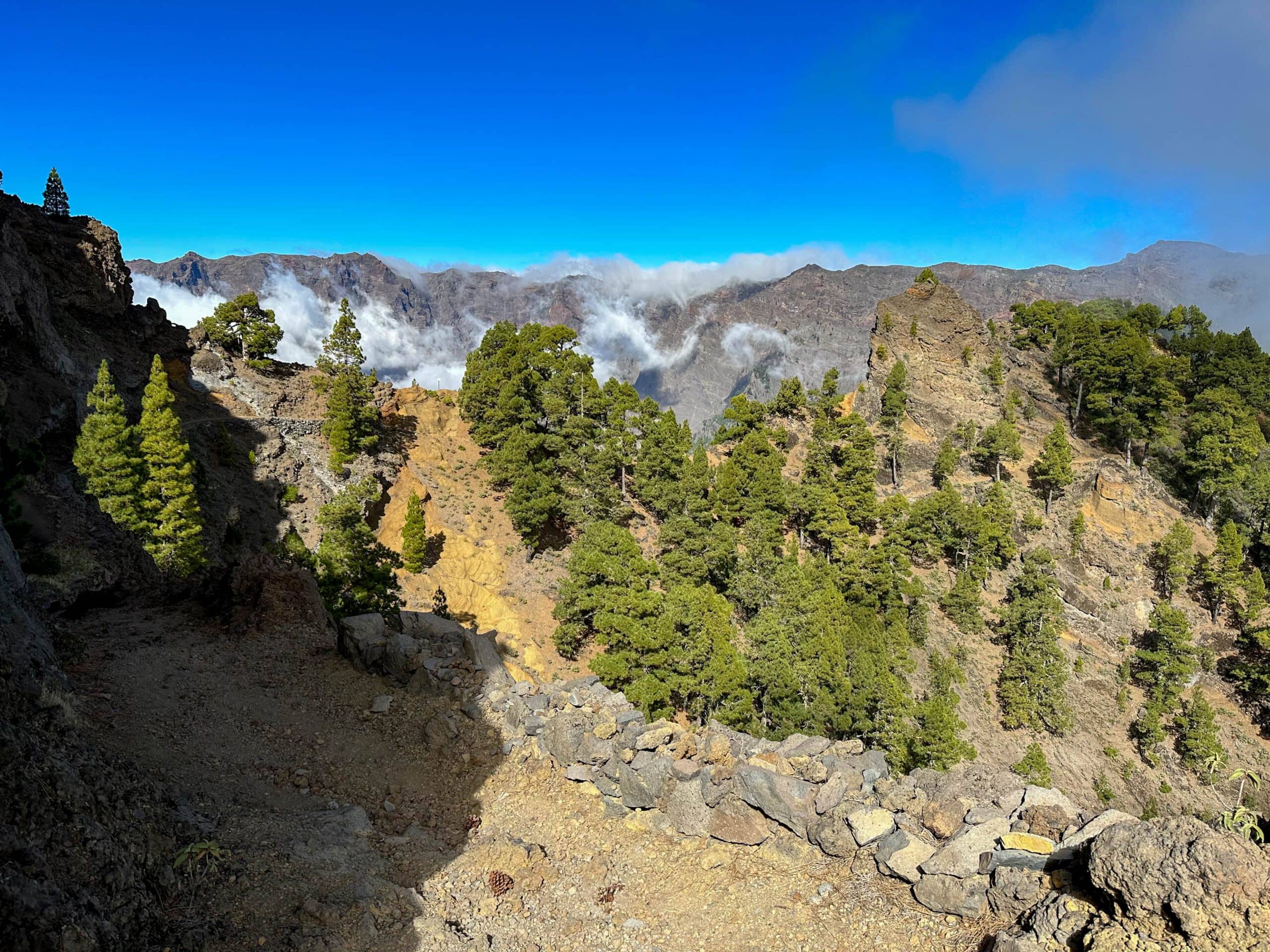 Blick vom Wanderweg auf den Weiterweg am Grat entlang