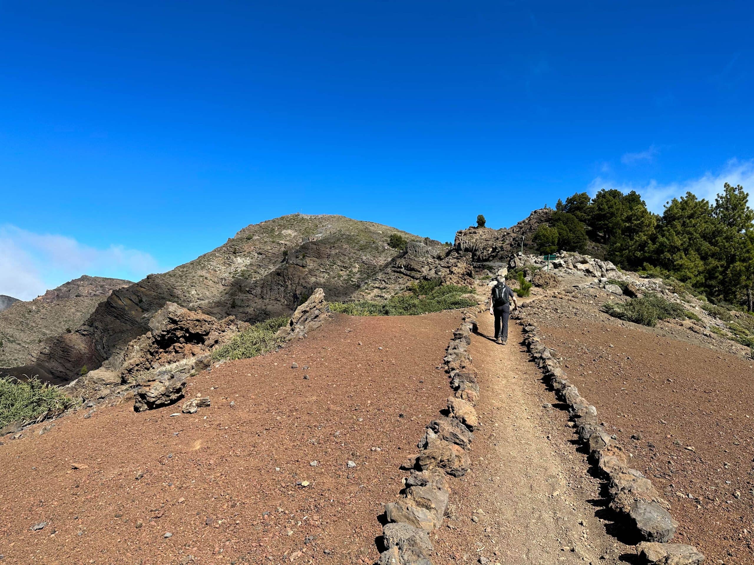 Hiking trail below Pico de la Nieve