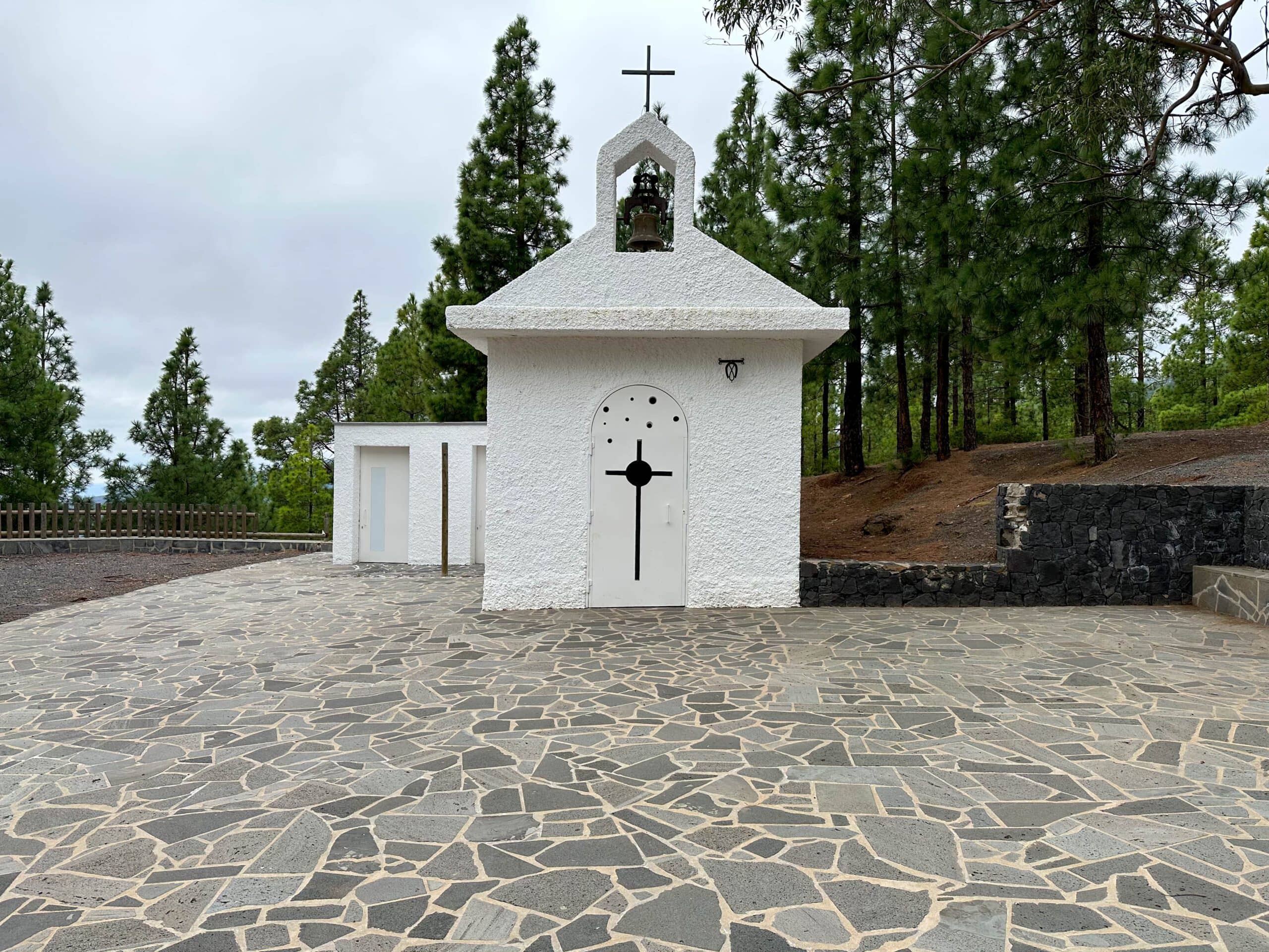 Área Recreativa Los Brezos y la pequeña ermita de San Isidro