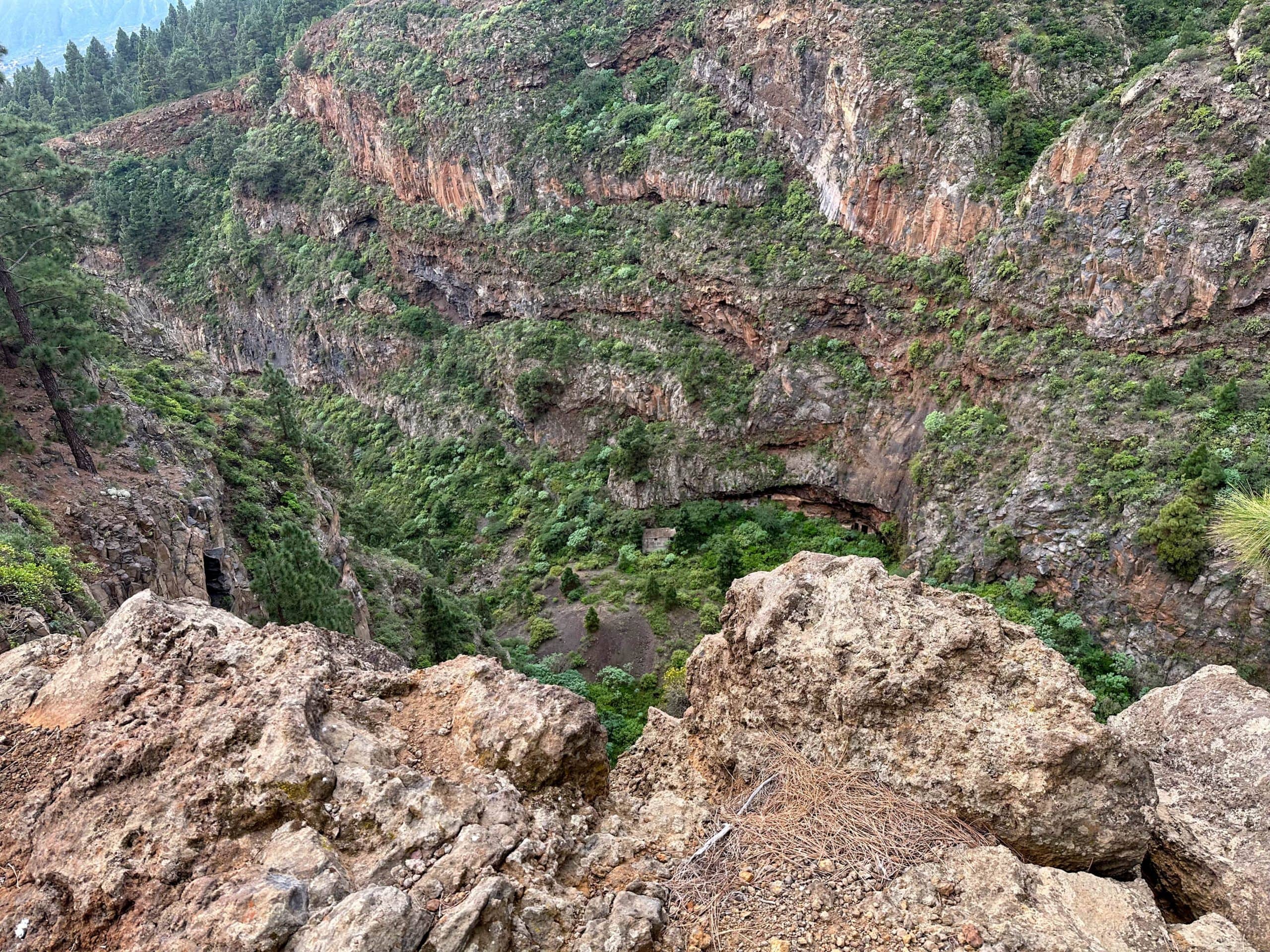 Vista del Barranco Achacay/Barranco Chese desde el sendero de ascenso detrás de Los Brezos