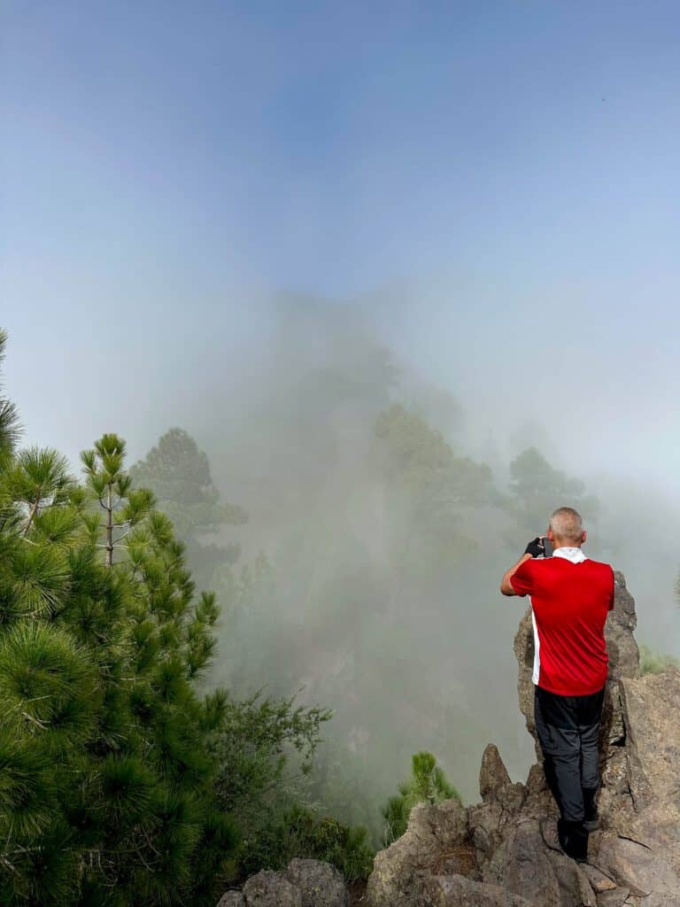 Gipfel Pico Igonse mit wager Aussicht durch die Wolken auf den weiteren Grat 