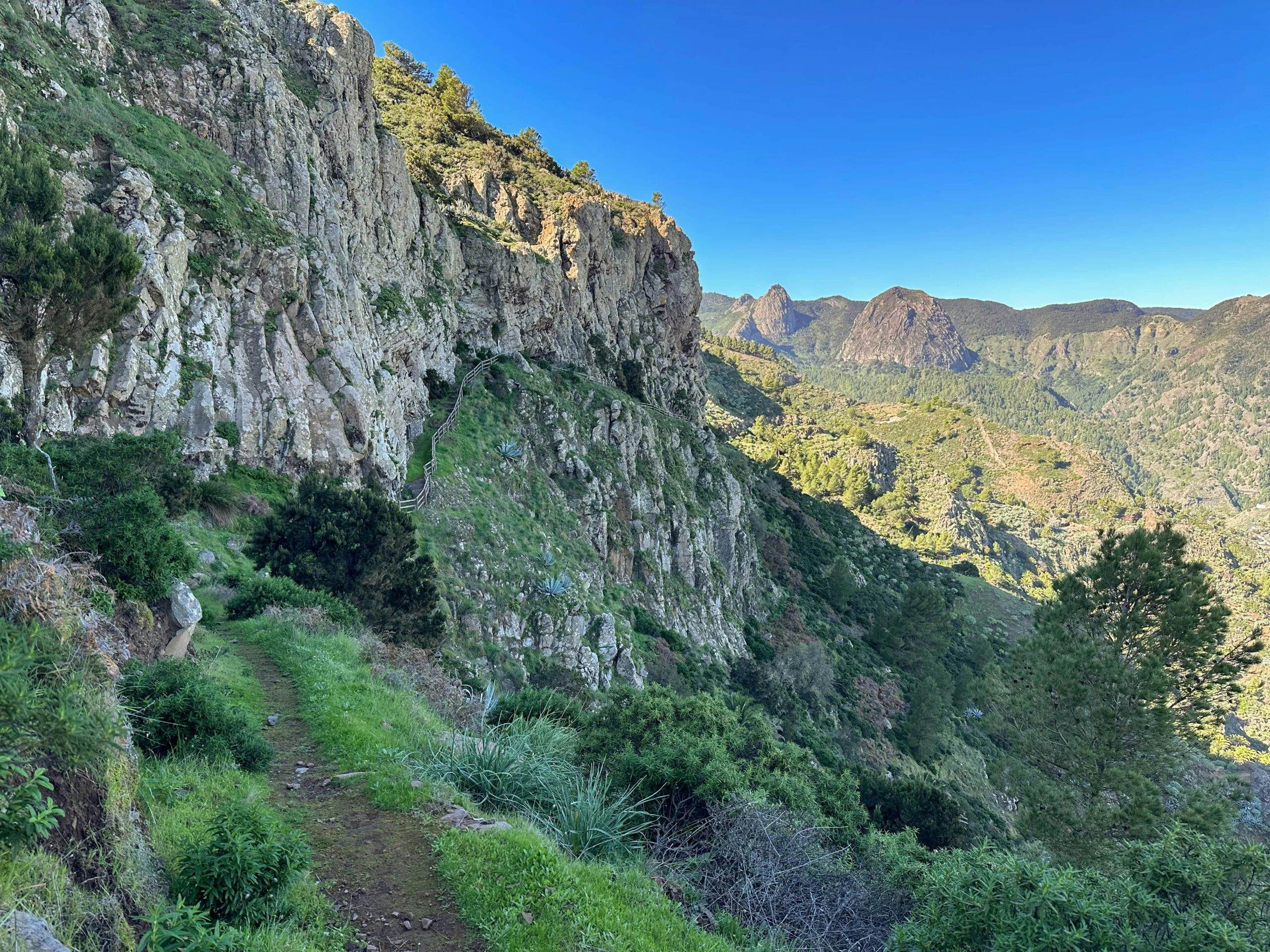 Hiking trail with gate - Degollada de Peraza