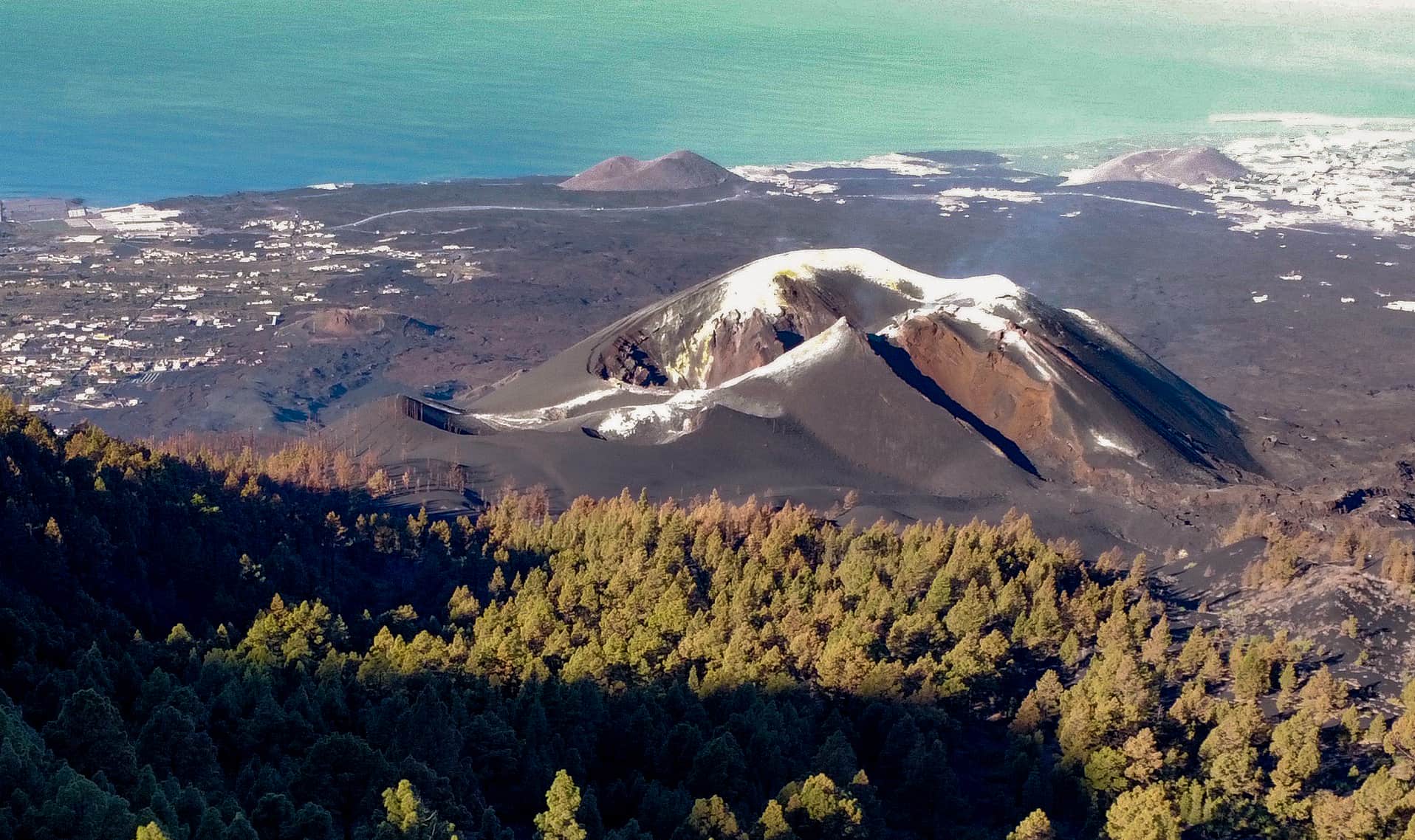 Vista desde las alturas del nuevo volcán Tajogaite 