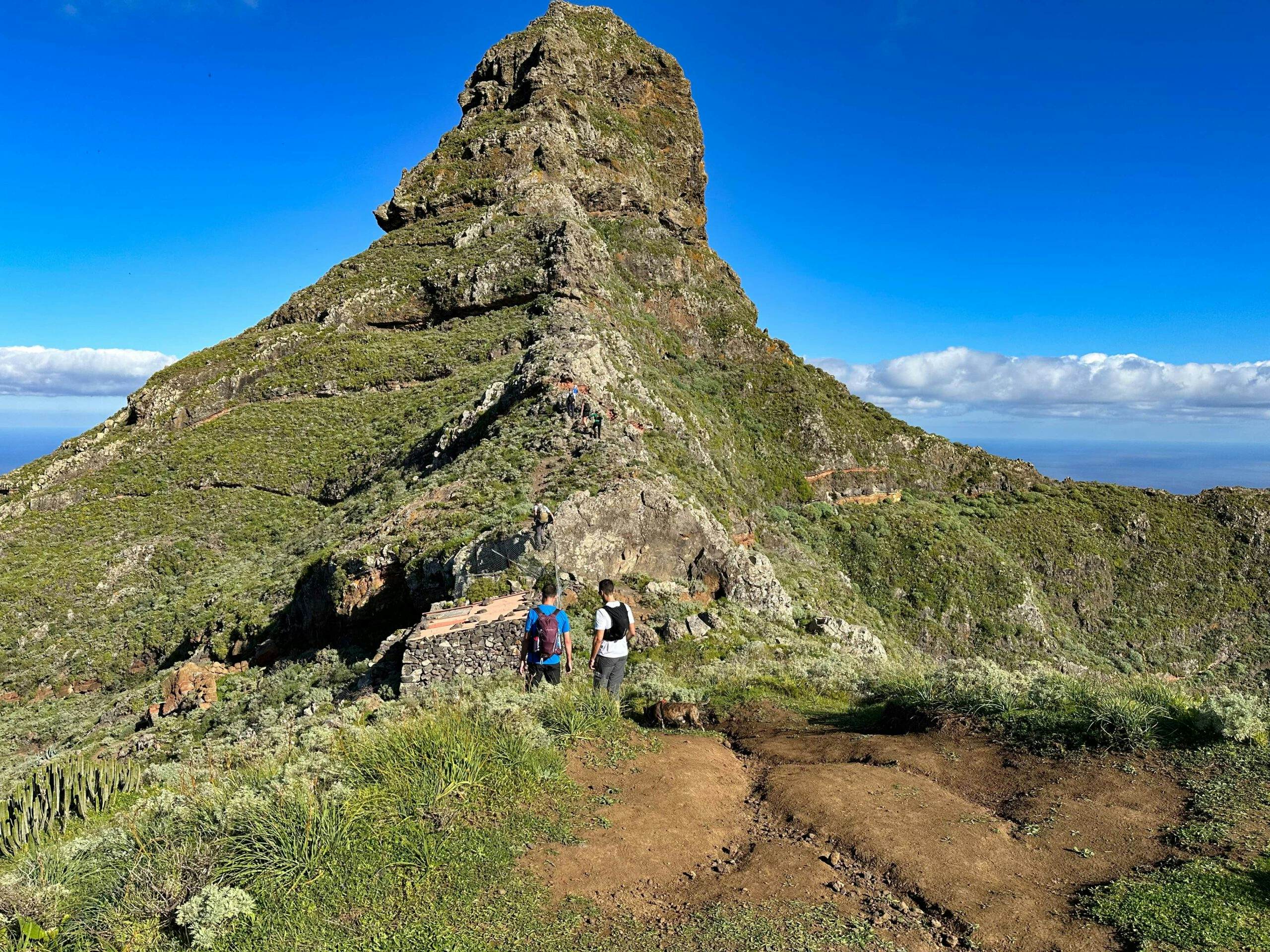 Senderistas en la cresta del Roque Taborno