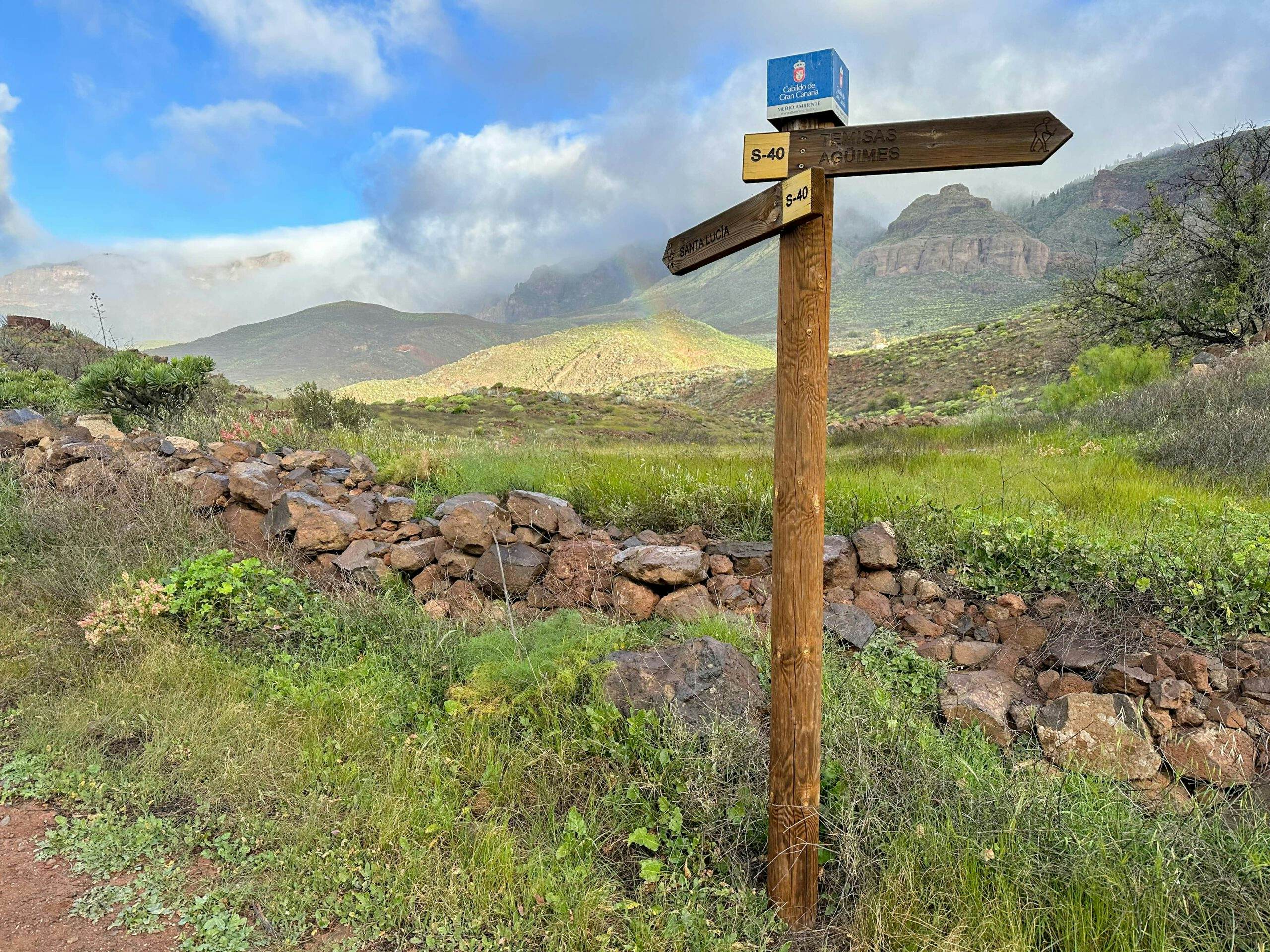 Signpost S-40 near Santa Lucia de Tirajana Cruz del Siglo and Agüimes