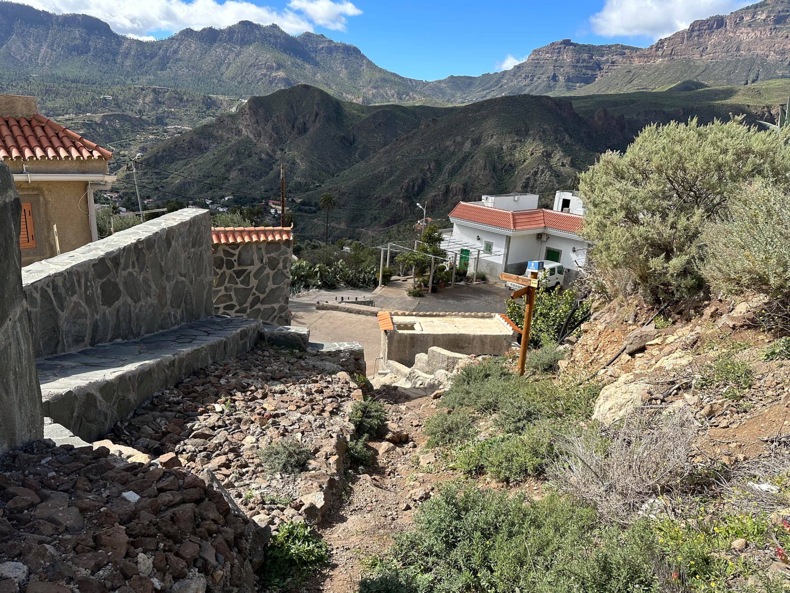 End of the hiking trail from the Cumbre at Taidía and start of the onward trail to Santa Lucia de Tirajana