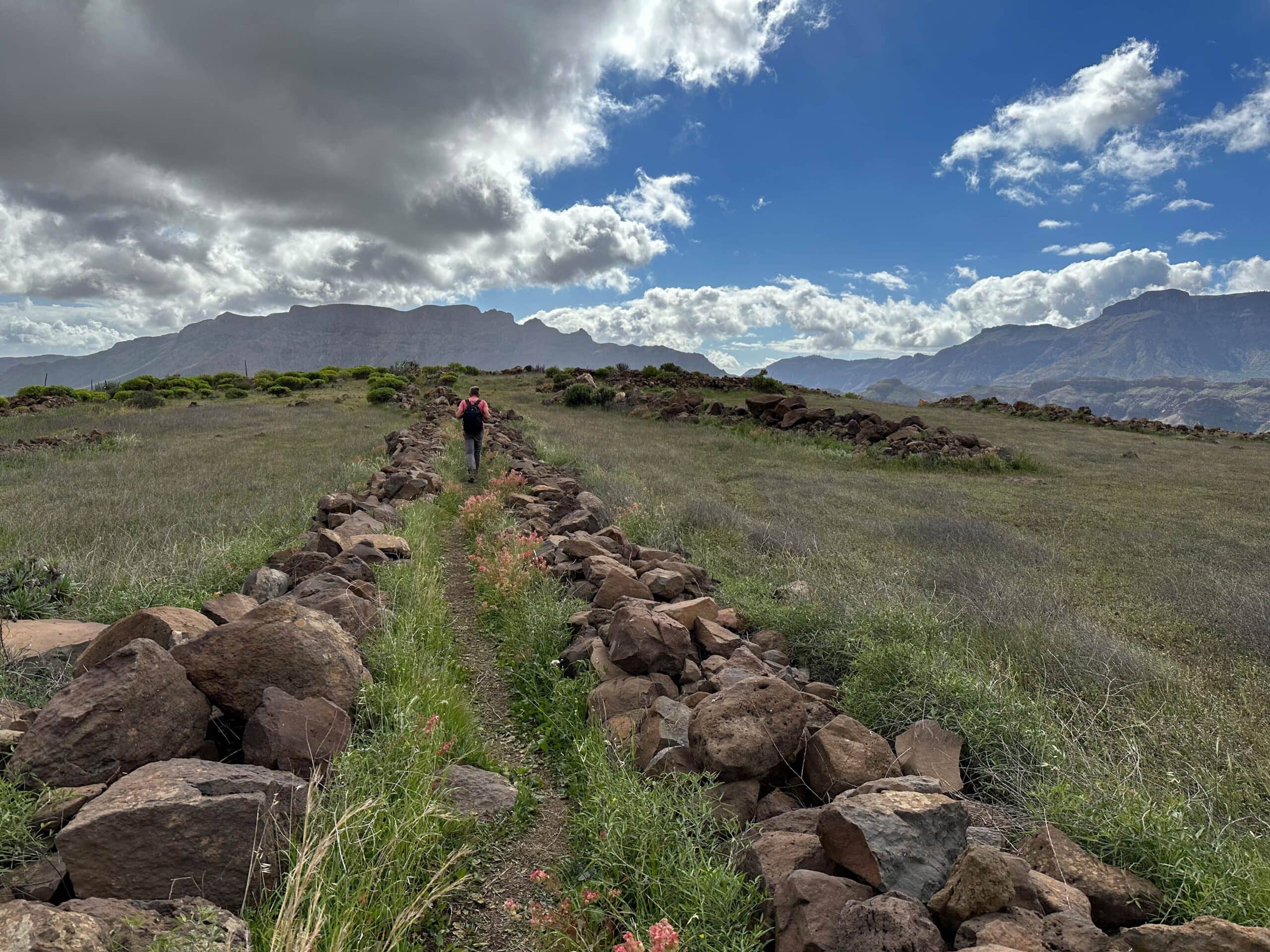 Hiker on the trail between Taidía and Santa Lucia de Tirajana