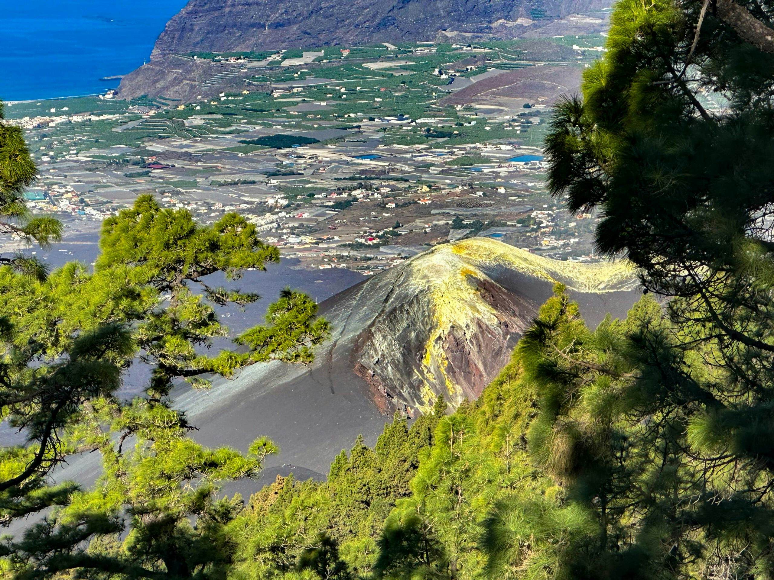 the new volcano Tajogaite high above the Ariadne valley on La Palma