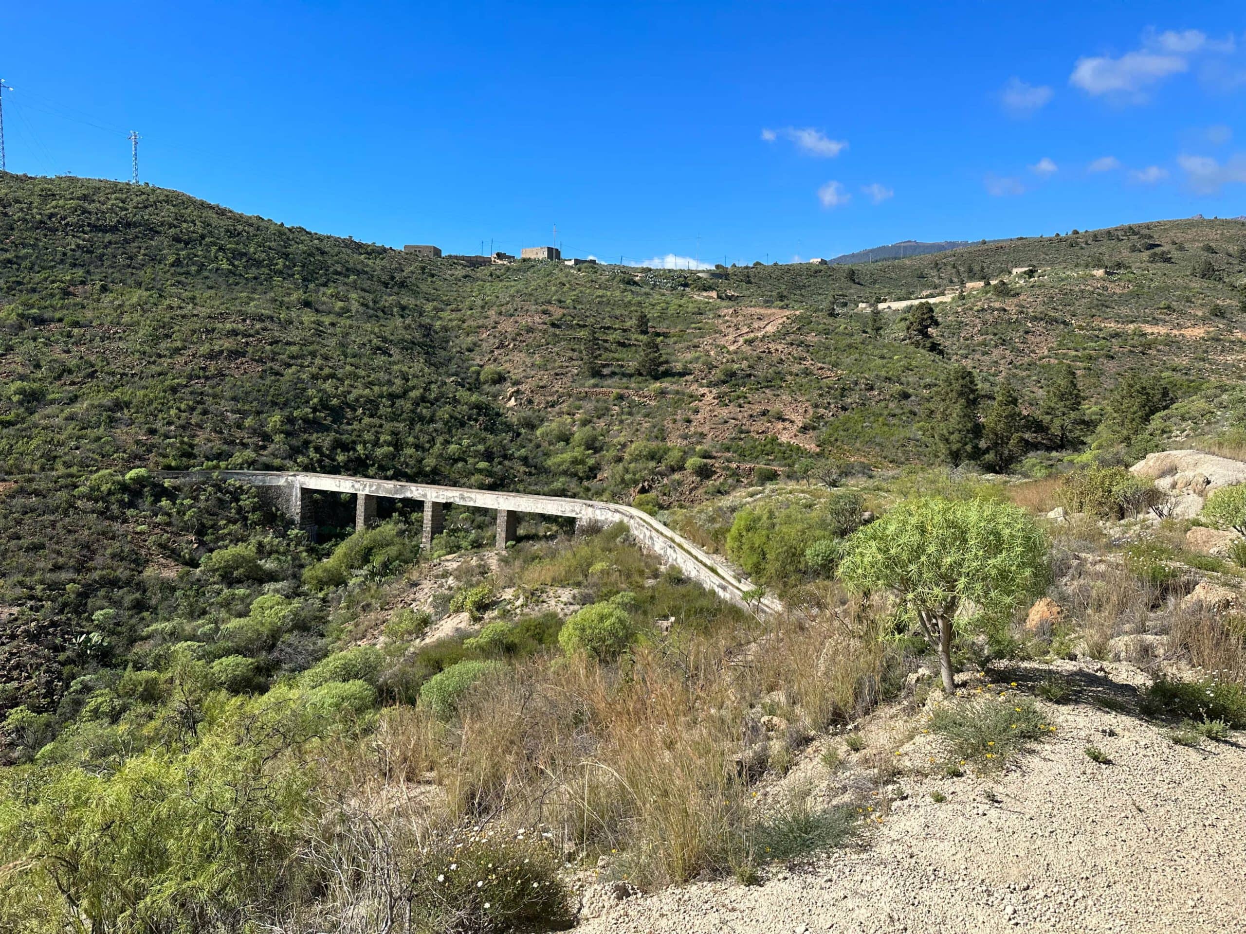 Wasserleitung am Wegesrand bei Las Rosas