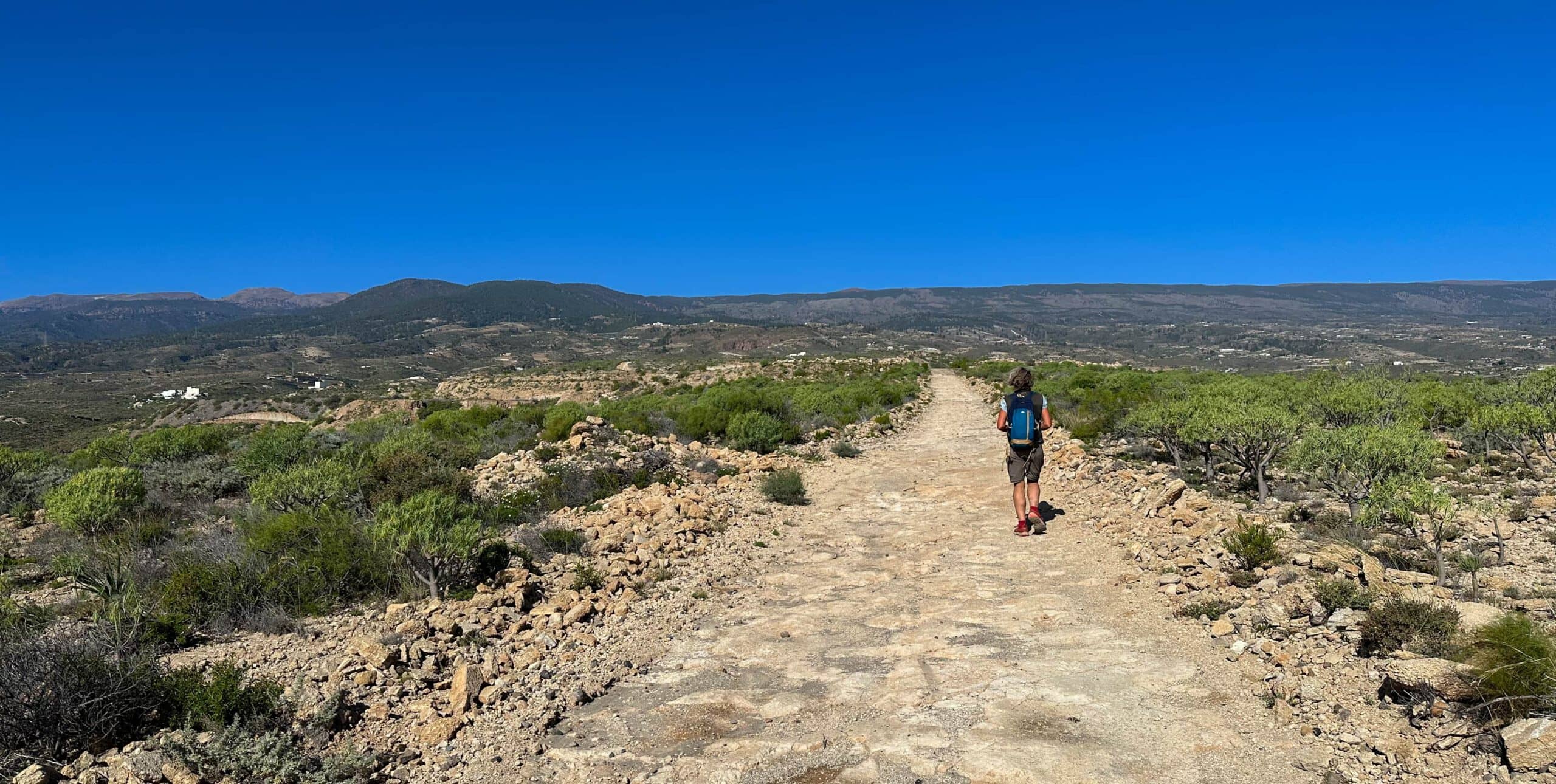 Wanderin auf dem Weg Richtung Icor