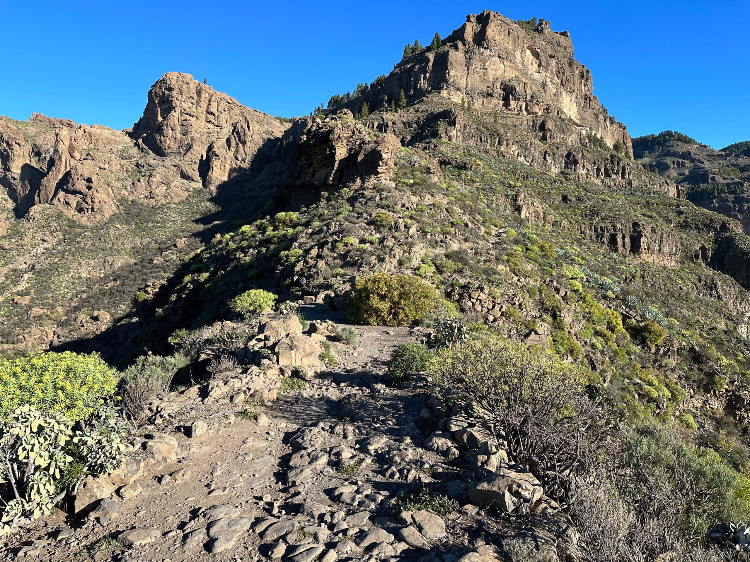 Wanderweg auf dem Grat zum Quergang am Hang