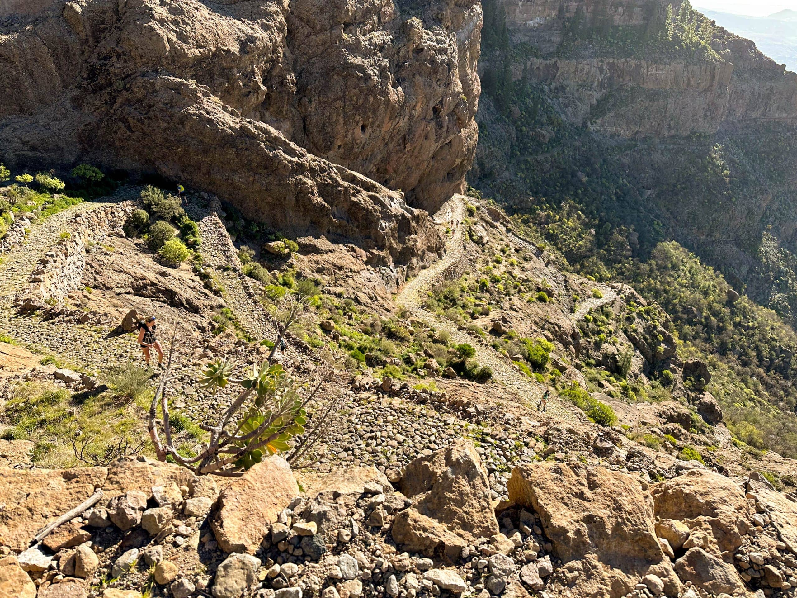 Aufstiegswege vor den gewaltigen Felsen der Cumbre
