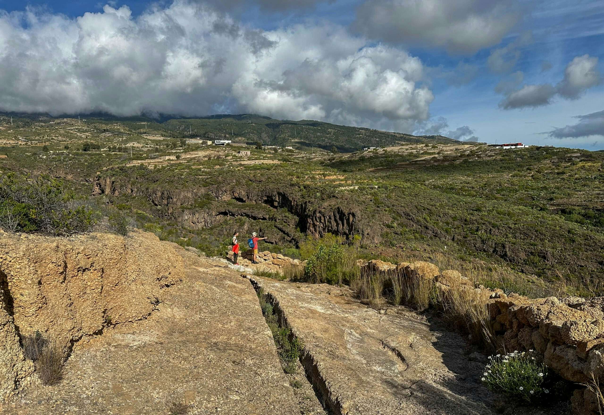 Wanderinnen auf dem Wanderweg oberhalb des Barranco de Herques