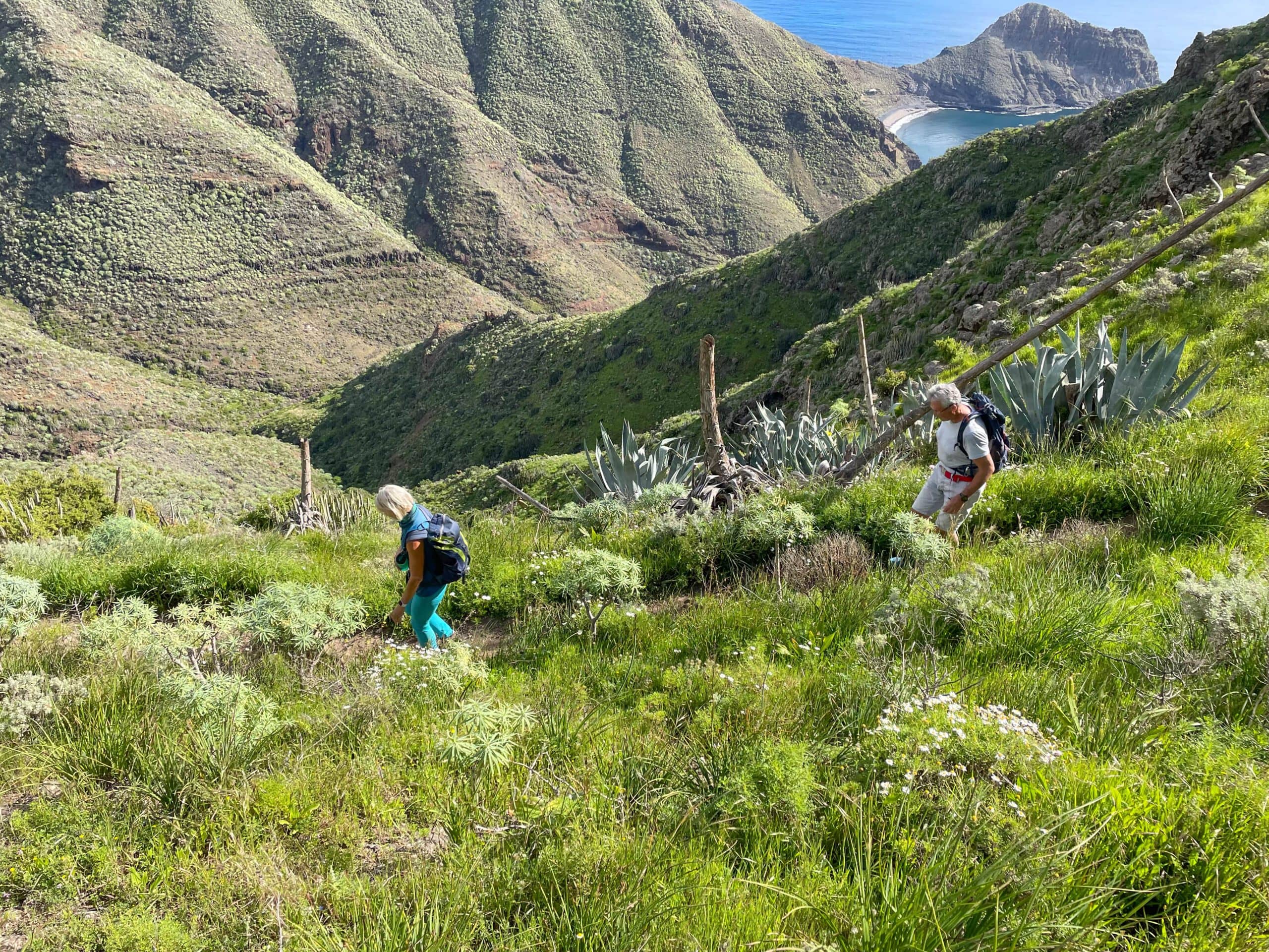 Wanderer auf dem Abstiegsweg am Hang hinter dem Mirador La Atalaya