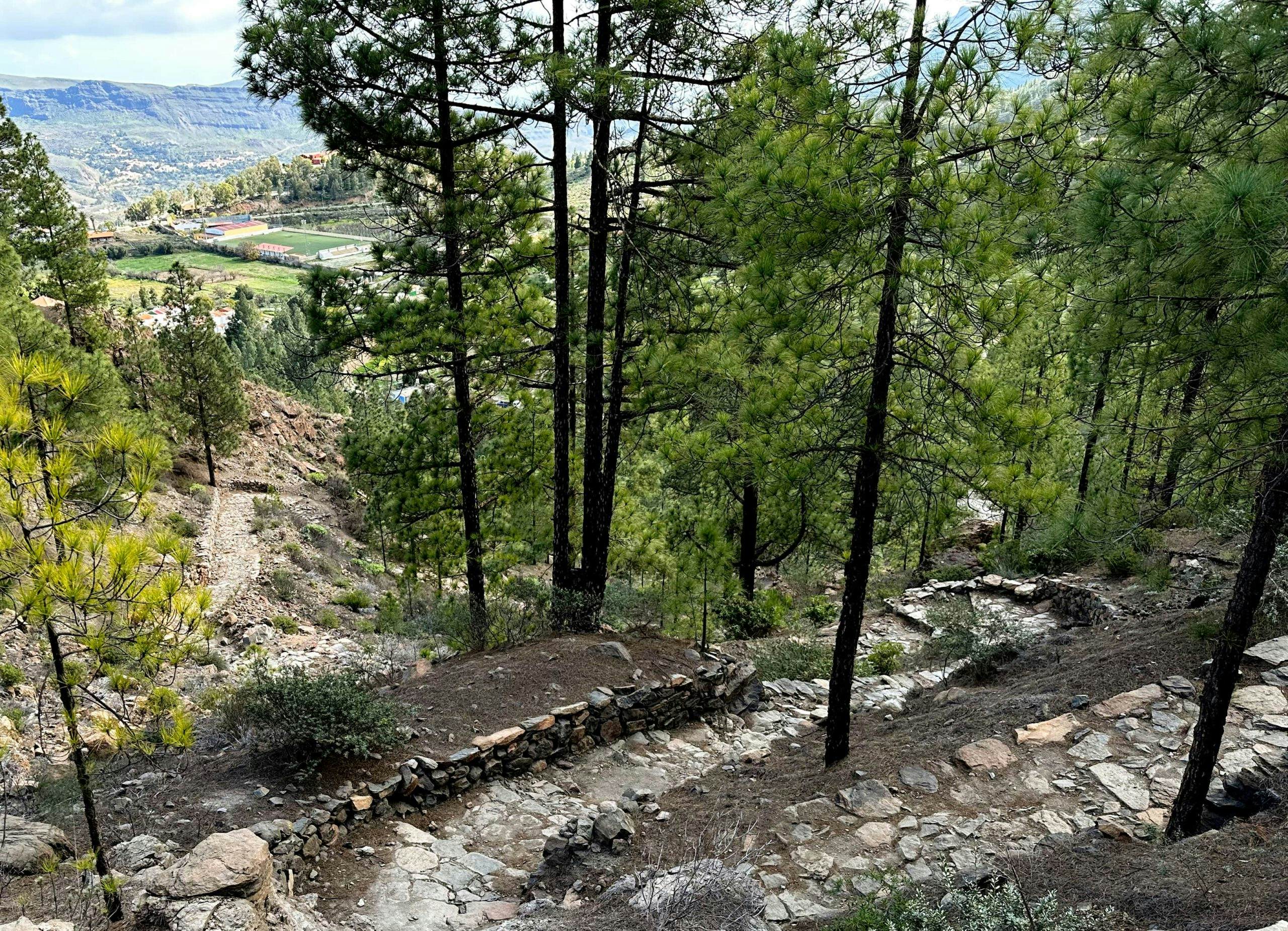 Well paved and serpentine hiking trail S-50 Cruz Grande - San Bartolomé