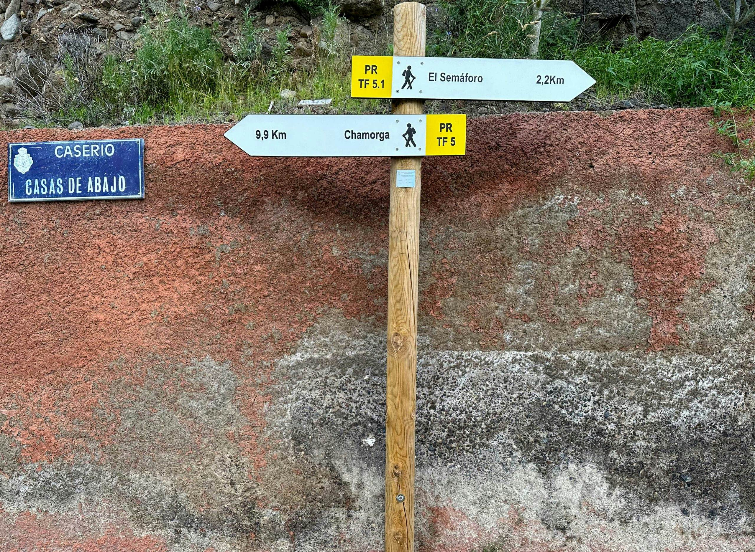 Signposting in Igueste TF 5.1 direction Wl Semáforo - follow this road for a while.