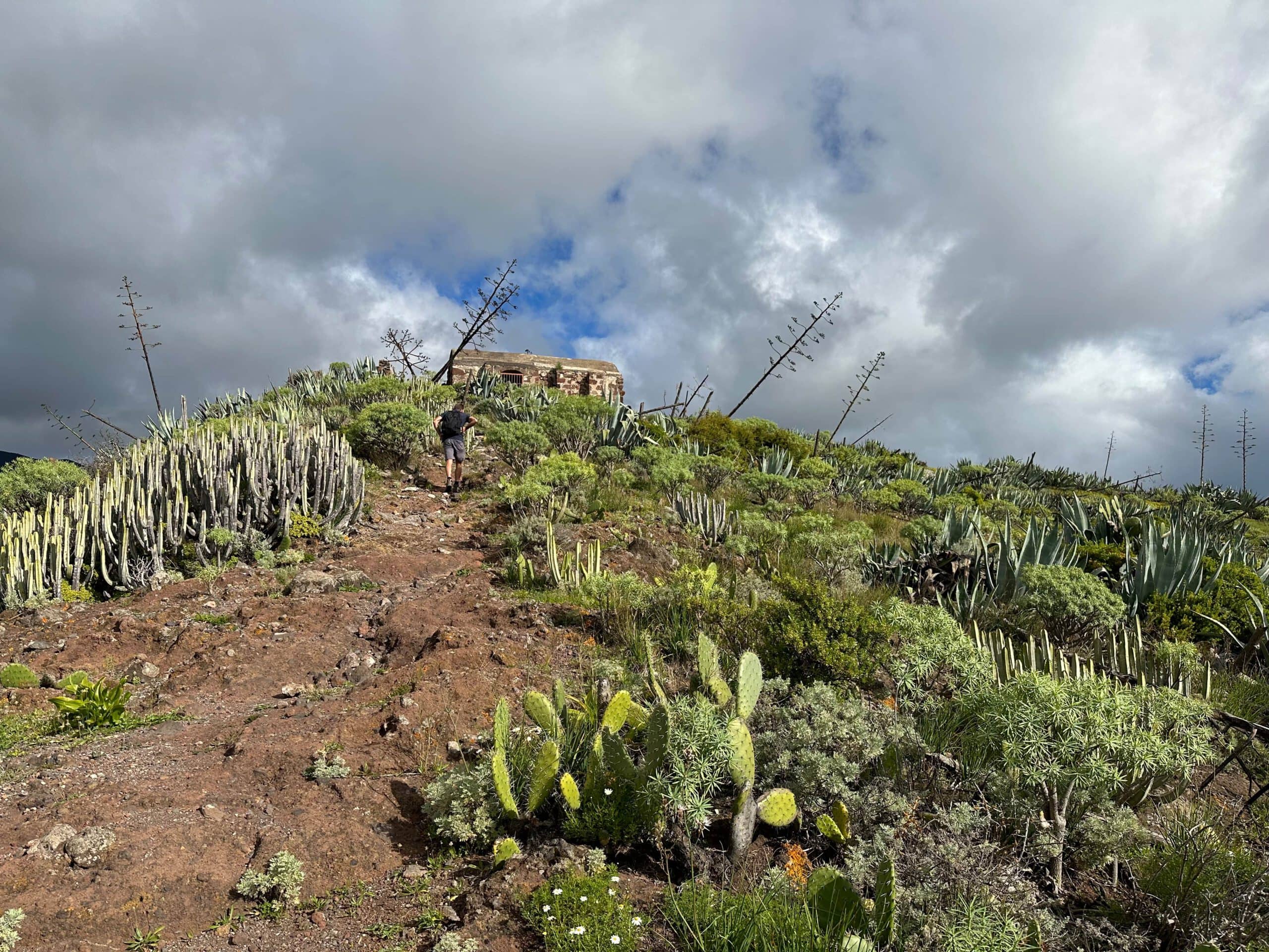 Wanderweg zum Haus gegenüber dem Mirador La Atalaya