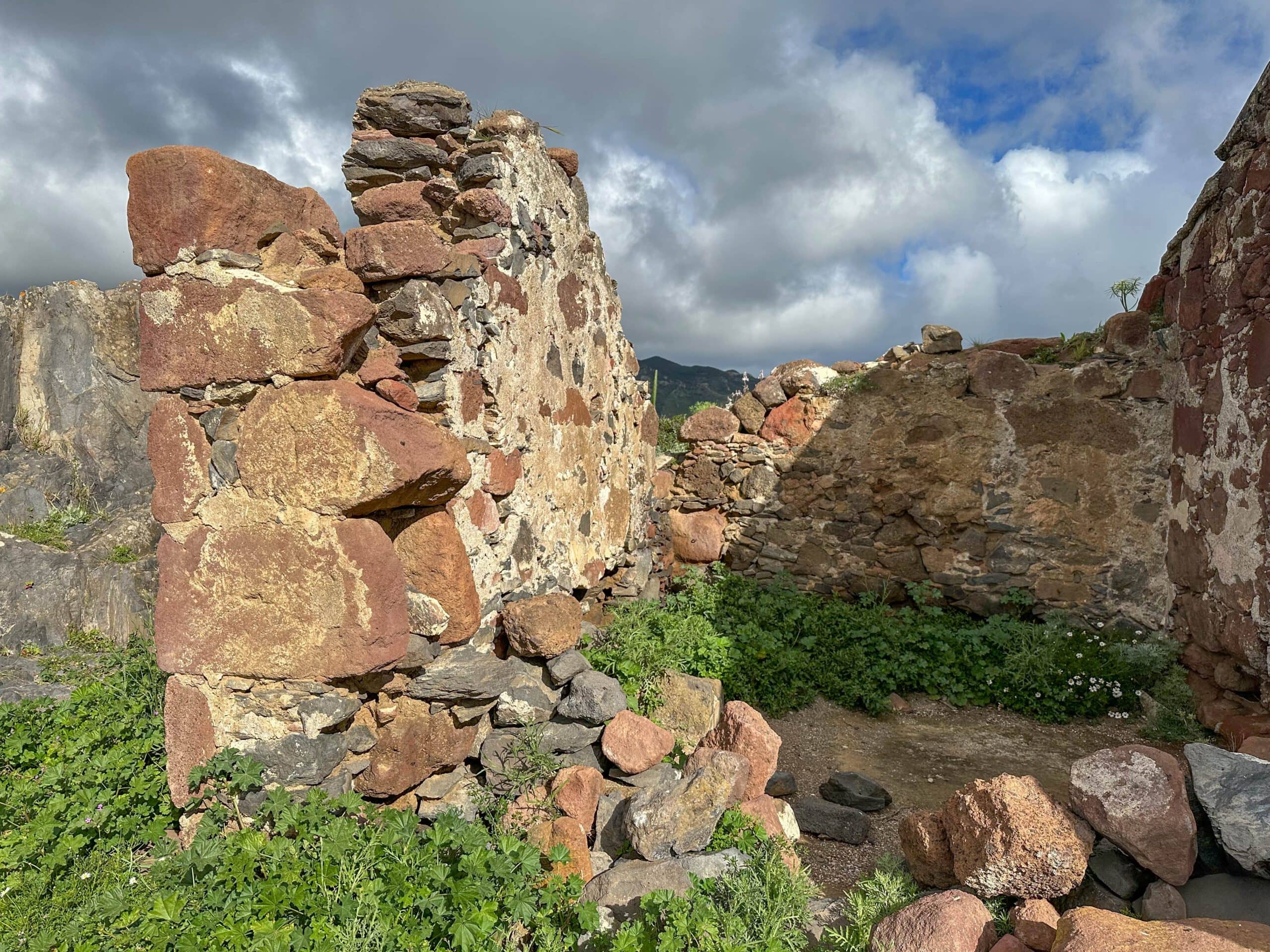 das alte Haus mit Ruinenmauern gegenüber dem Mirador La Atalaya