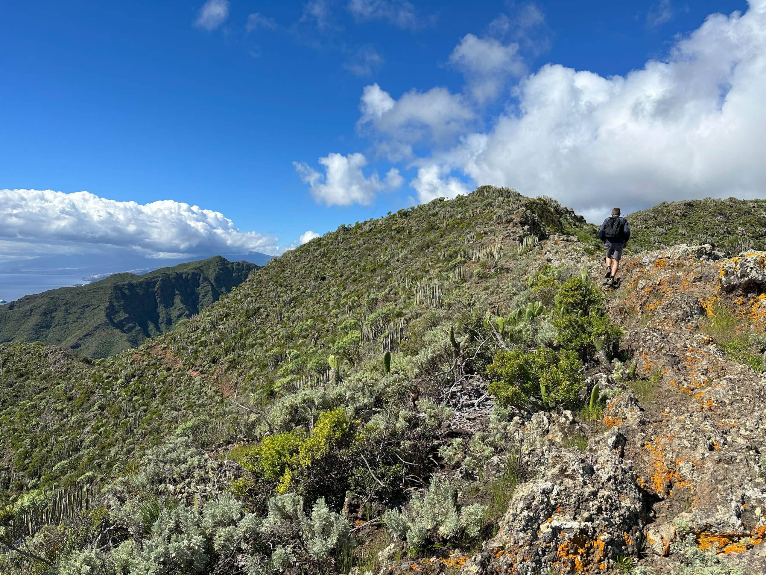 Senderista en el sendero de la cresta