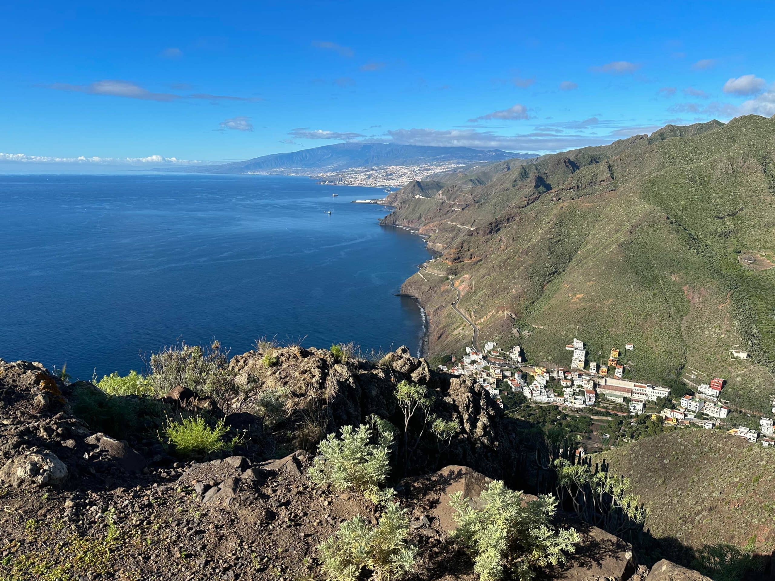 Vista desde la cresta sobre Igueste y hacia Santa Cruz de Tenerife