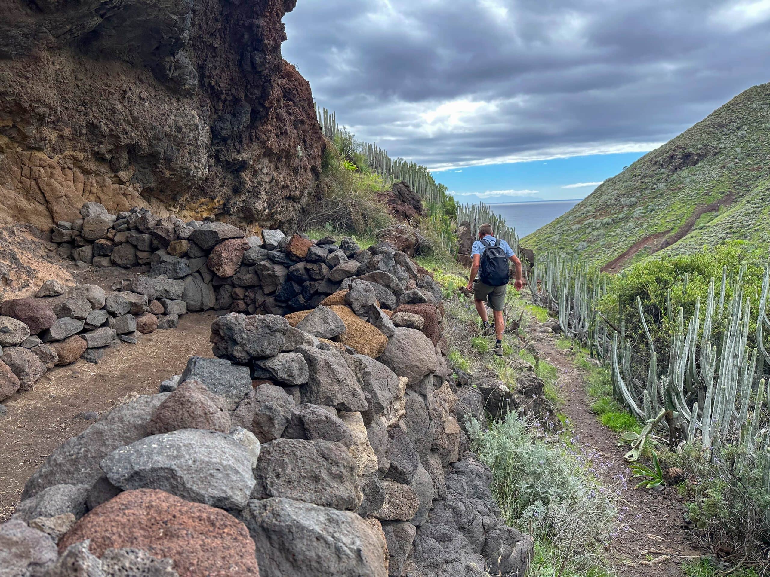 Wanderer auf dem Wanderweg hinab zum Playa Antequera