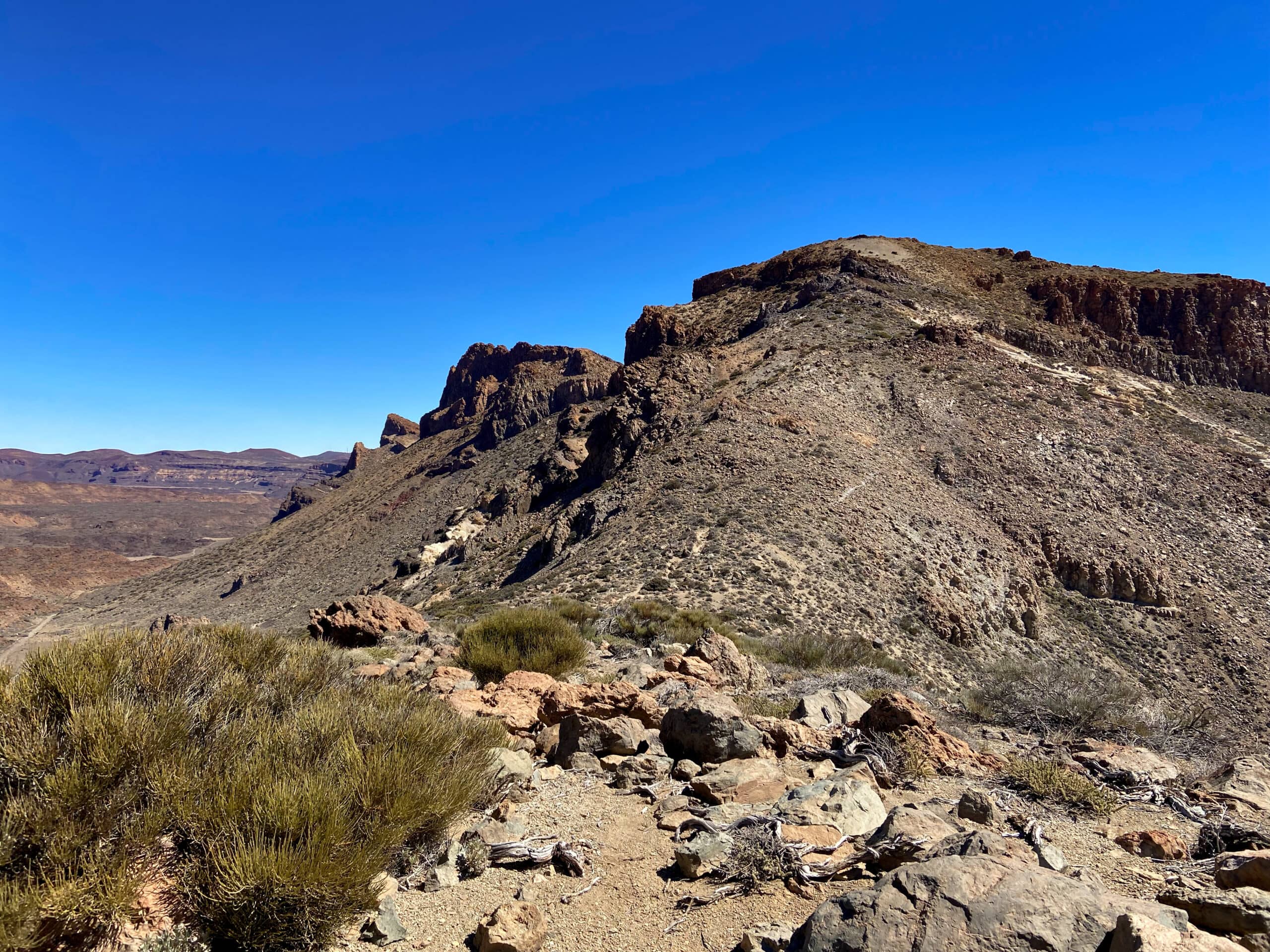 Ruta de senderismo en la Cumbre - Montaña de la Grieta al fondo