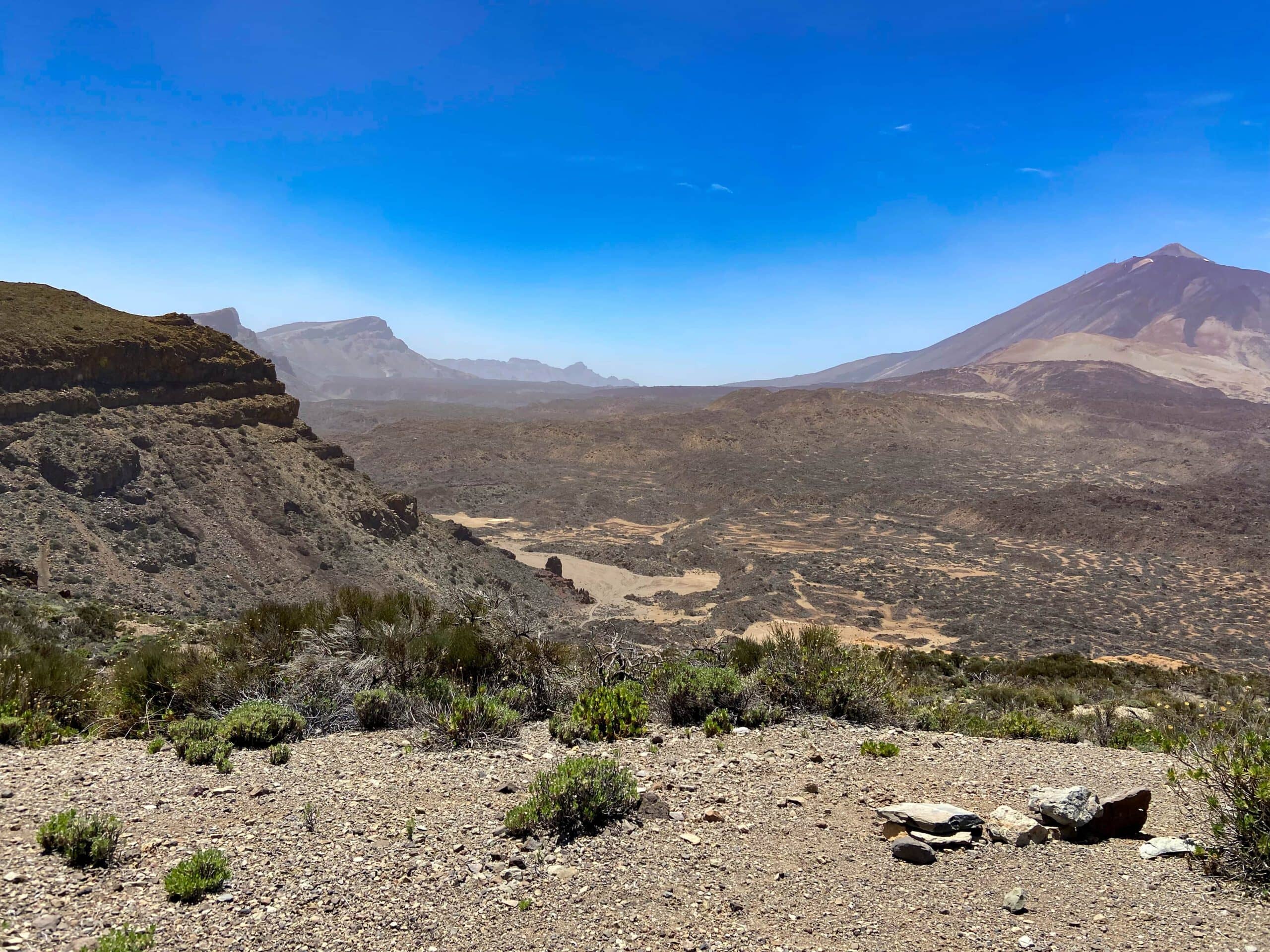 Vista de la caldera y el Teide desde el sendero alto