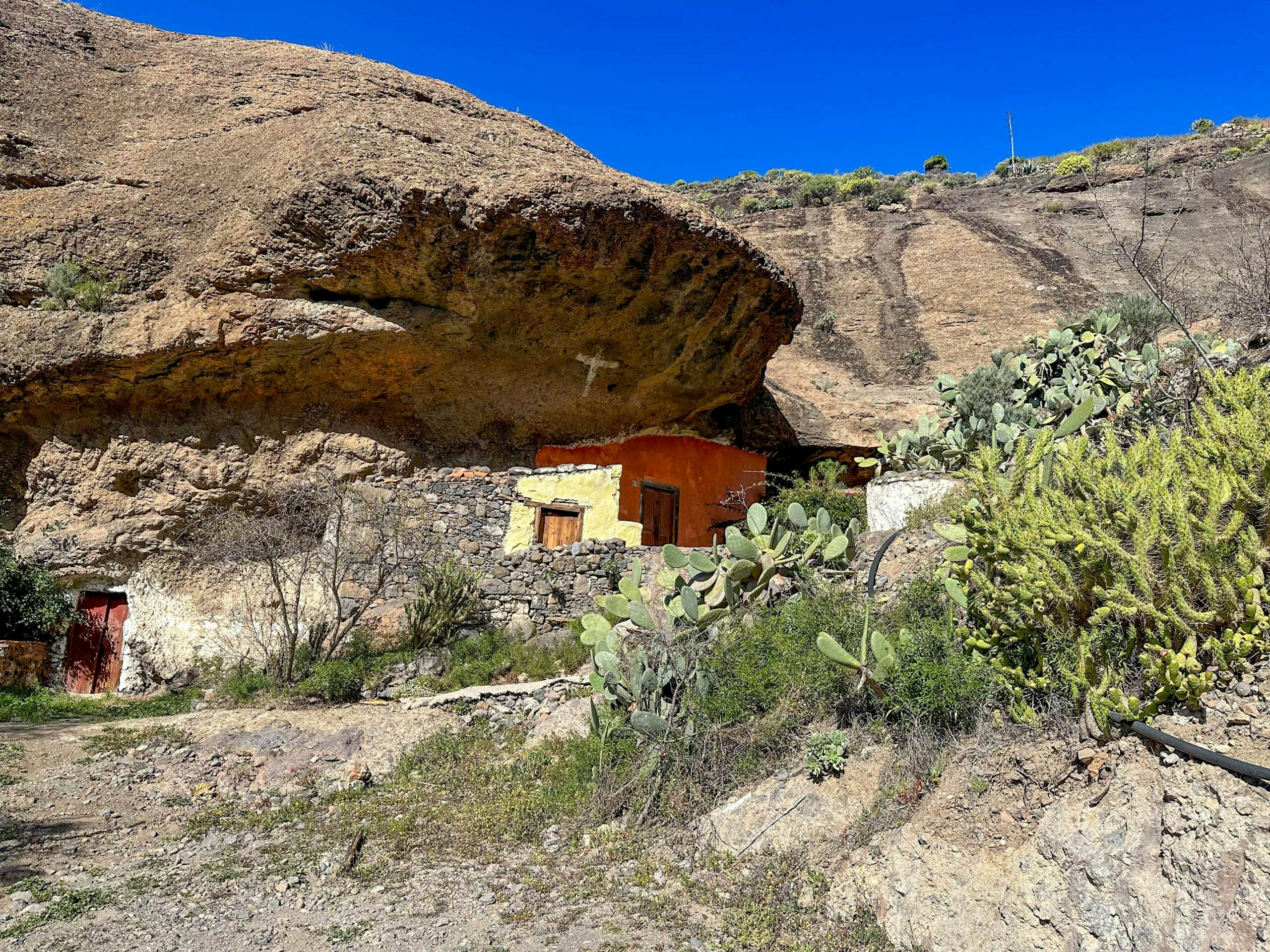 Lonely cave houses at the end of the road and beginning of the Barranco Manantiales - Cercados de Araña gorge trail.