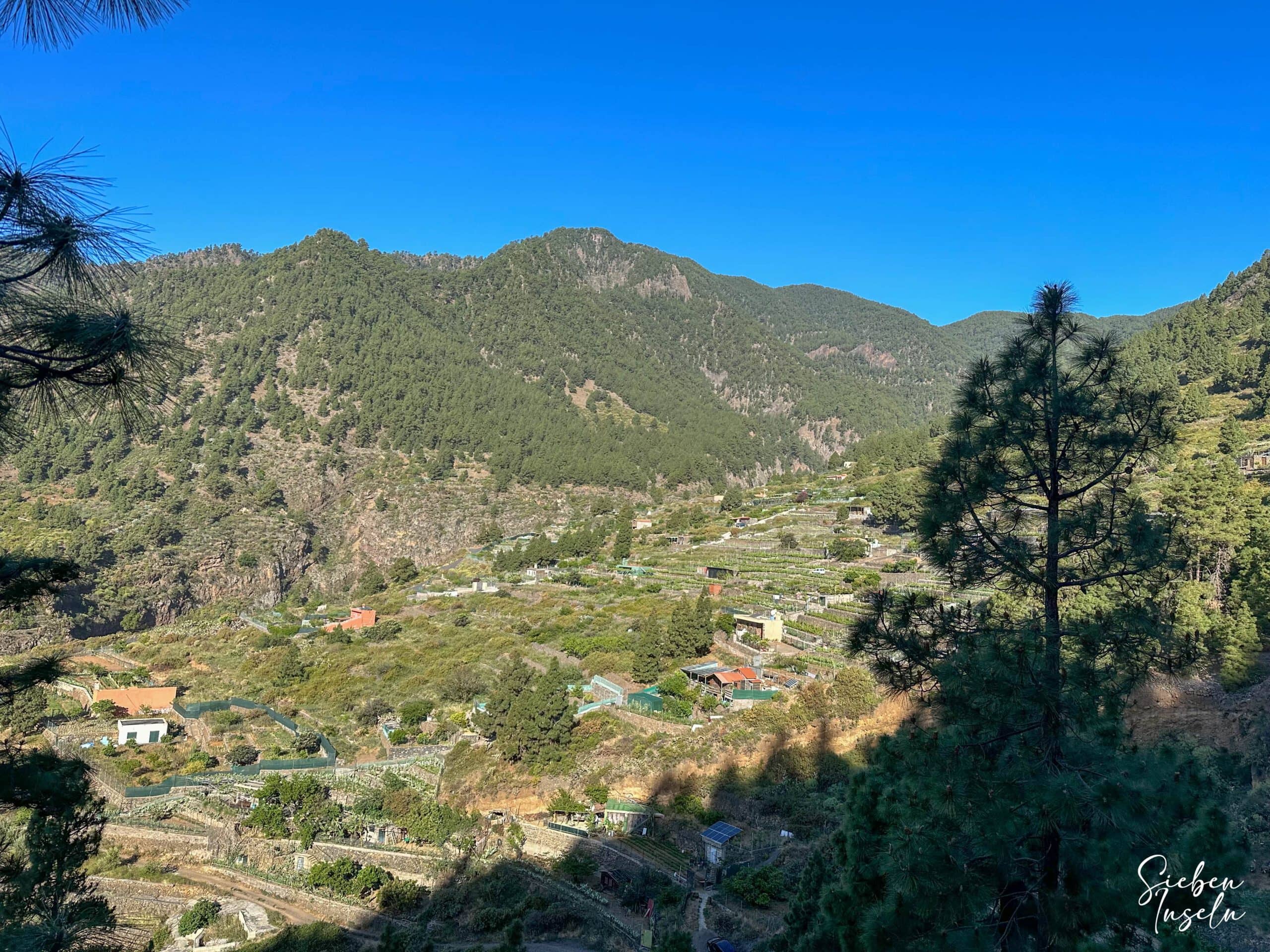 Vista desde la senda de subida hacia el valle por encima de Igueste de Candelaria y hacia el Barranco de Araca.