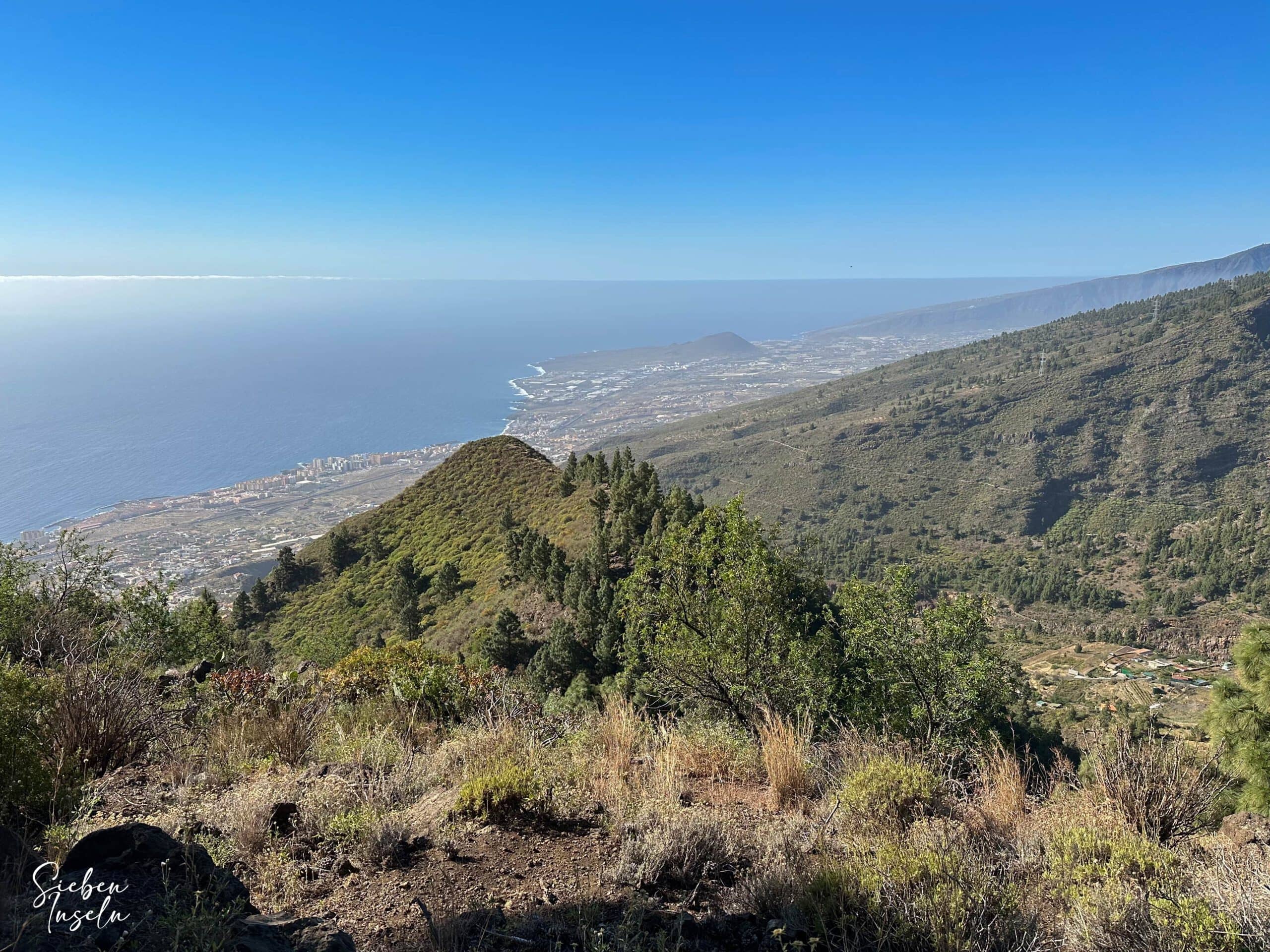 Vista desde el sendero de la cresta superior hacia la costa este de Tenerife y el océano Atlántico.