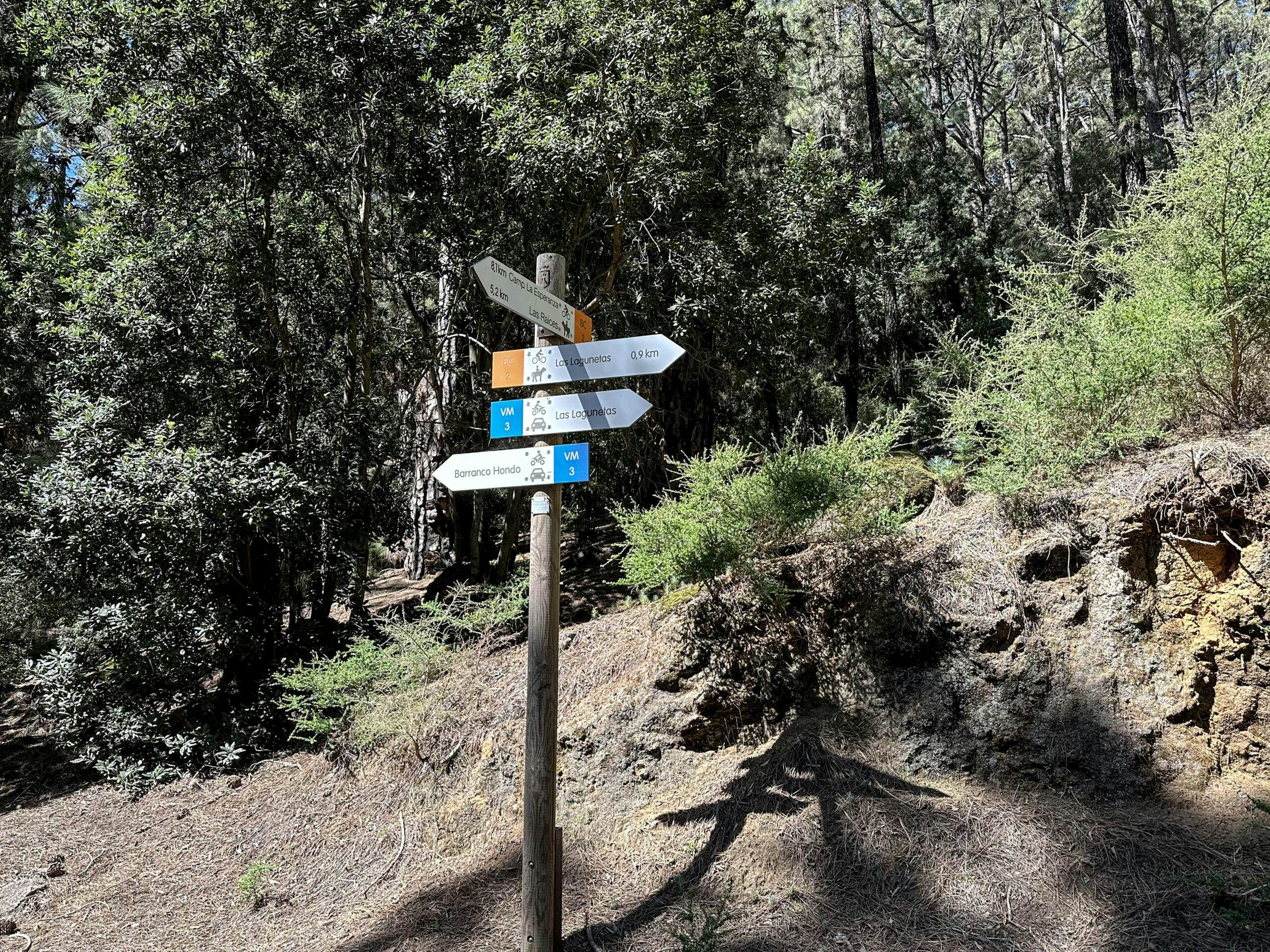 hiking signs towards La Lagunetas