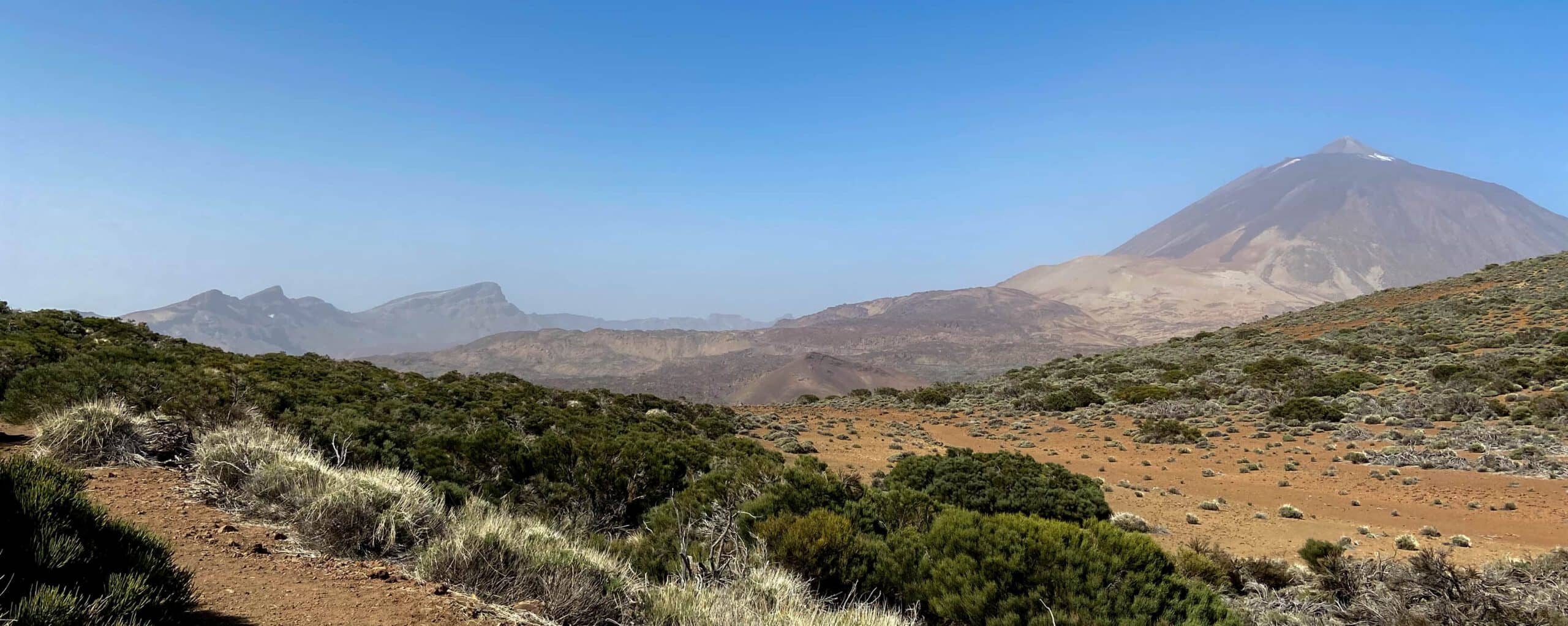 Vista desde el sendero de ascenso Montaña de las Arenas Negras hacia el Teide y las Cañadas