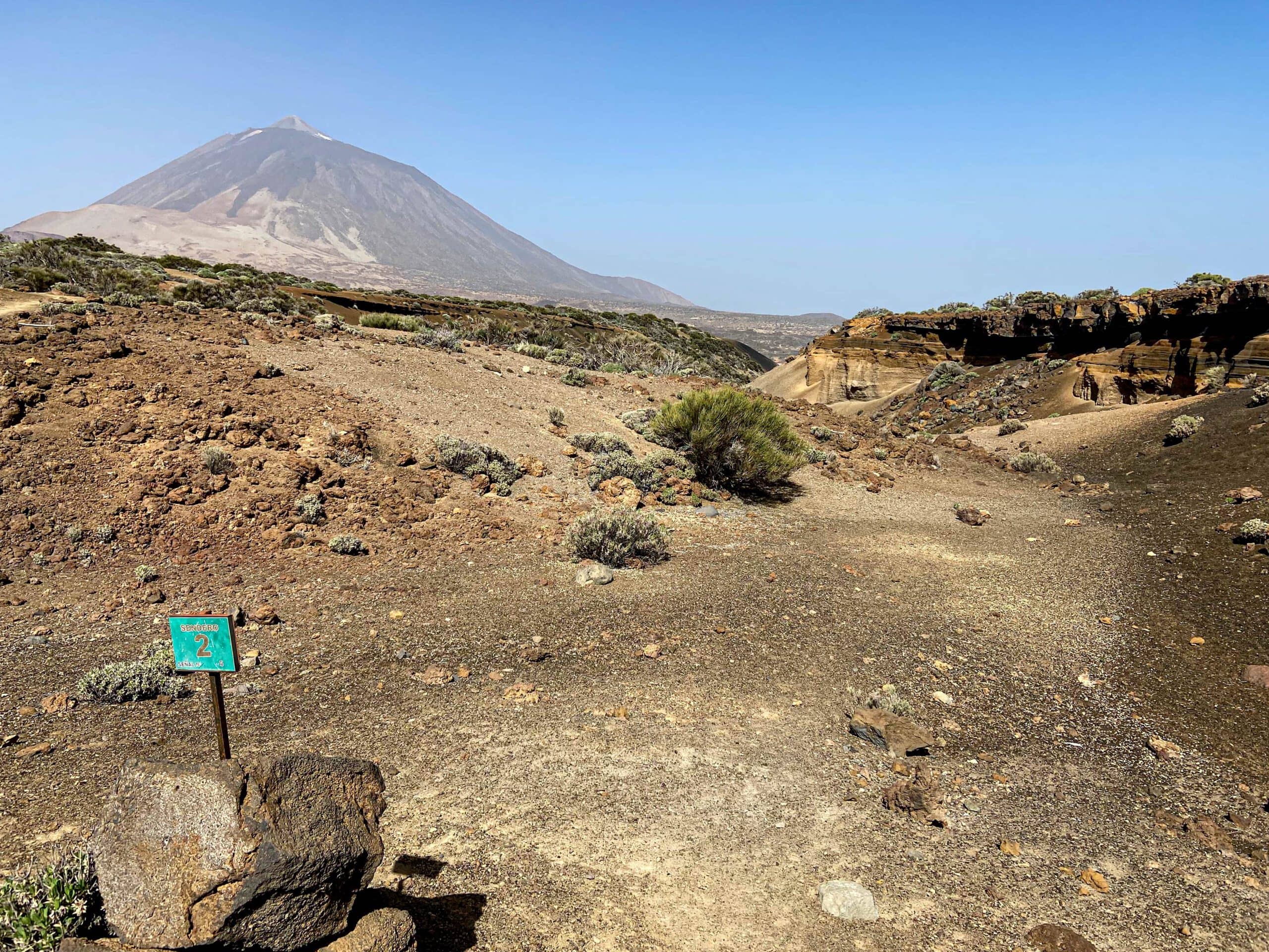 Senda de descenso S-2 de la ruta de senderismo Montaña de las Arenas Negras - aquí en el poste la senda gira a la derecha