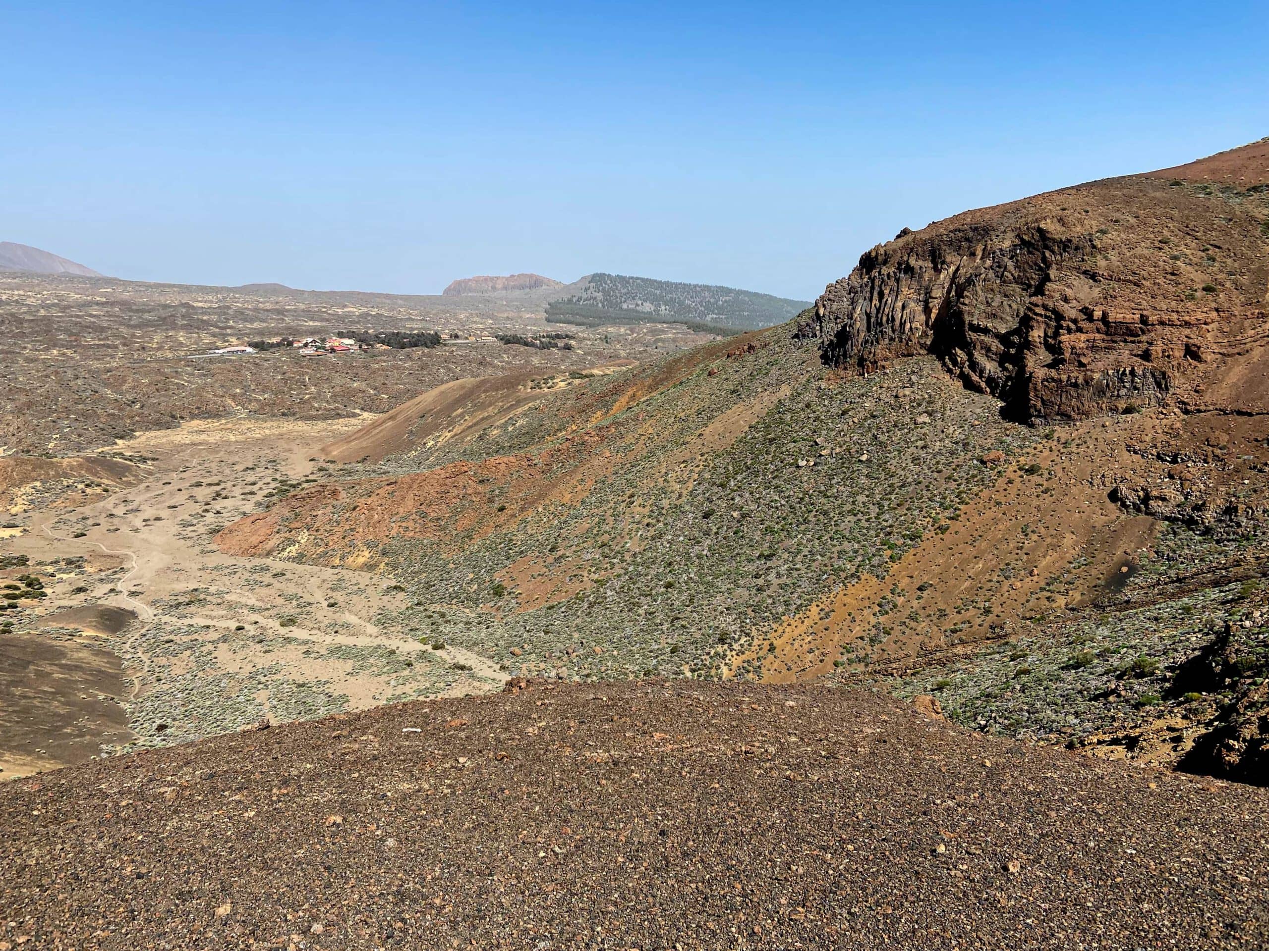 Vista desde el sendero de descenso hacia el barranco y el centro de visitantes y El Portillo - al fondo la Fortaleza