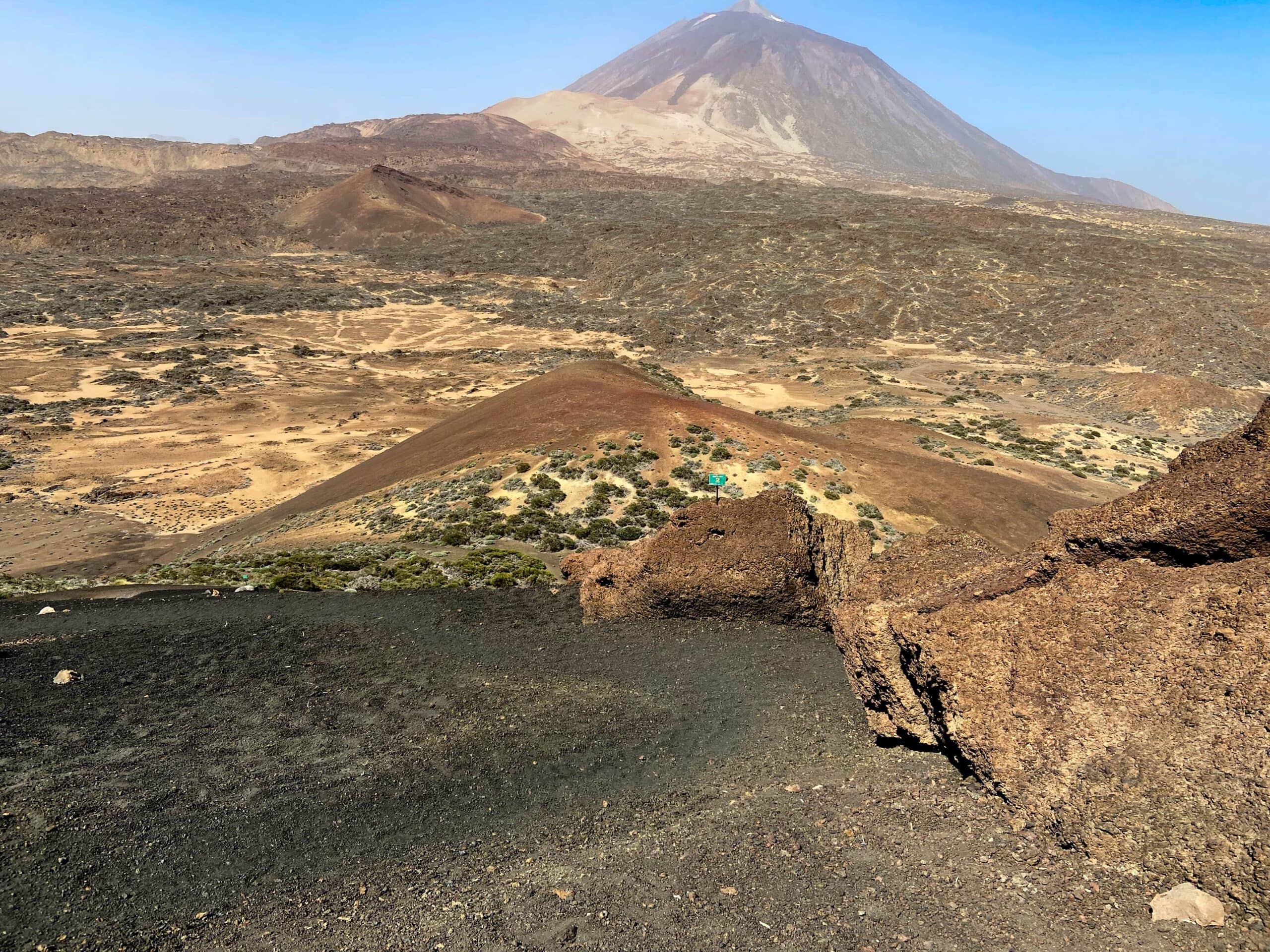 Fuerte descenso por la arena negra de la S-2 hasta la pista principal de Siete Cañadas S-4