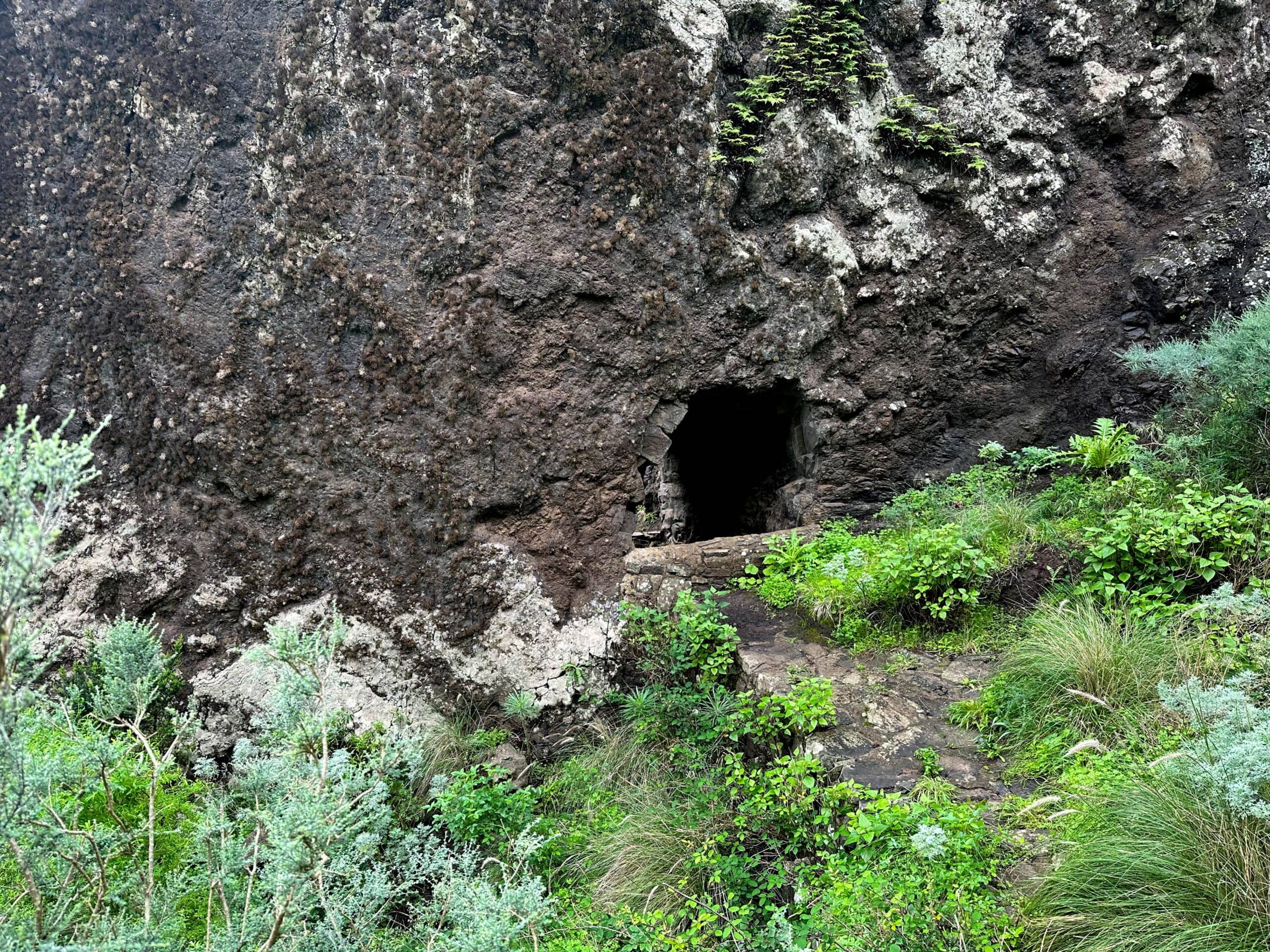 Kleine Tunnel bringen dich über den Canal de Chabuco