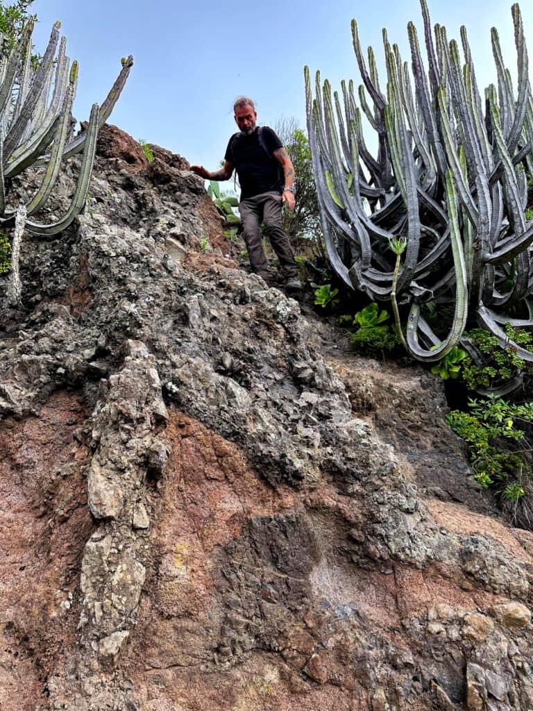 Cruce de rocas en el Canal de Chabuco - el túnel está enterrado, por lo que el descenso por la cresta es un poco empinado