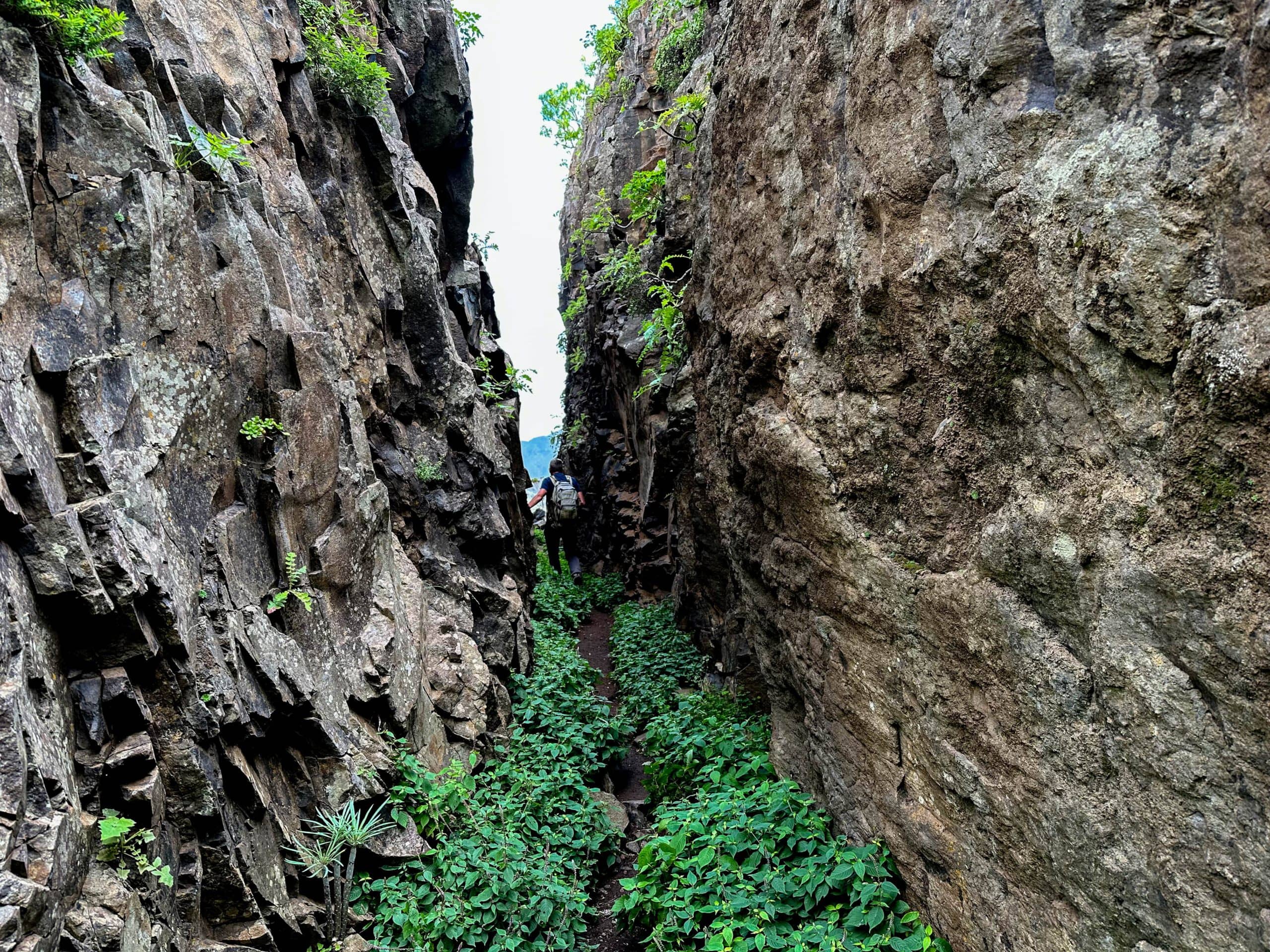 The way on does not always lead through tunnels. Here you continue between the rocks on the canal path.