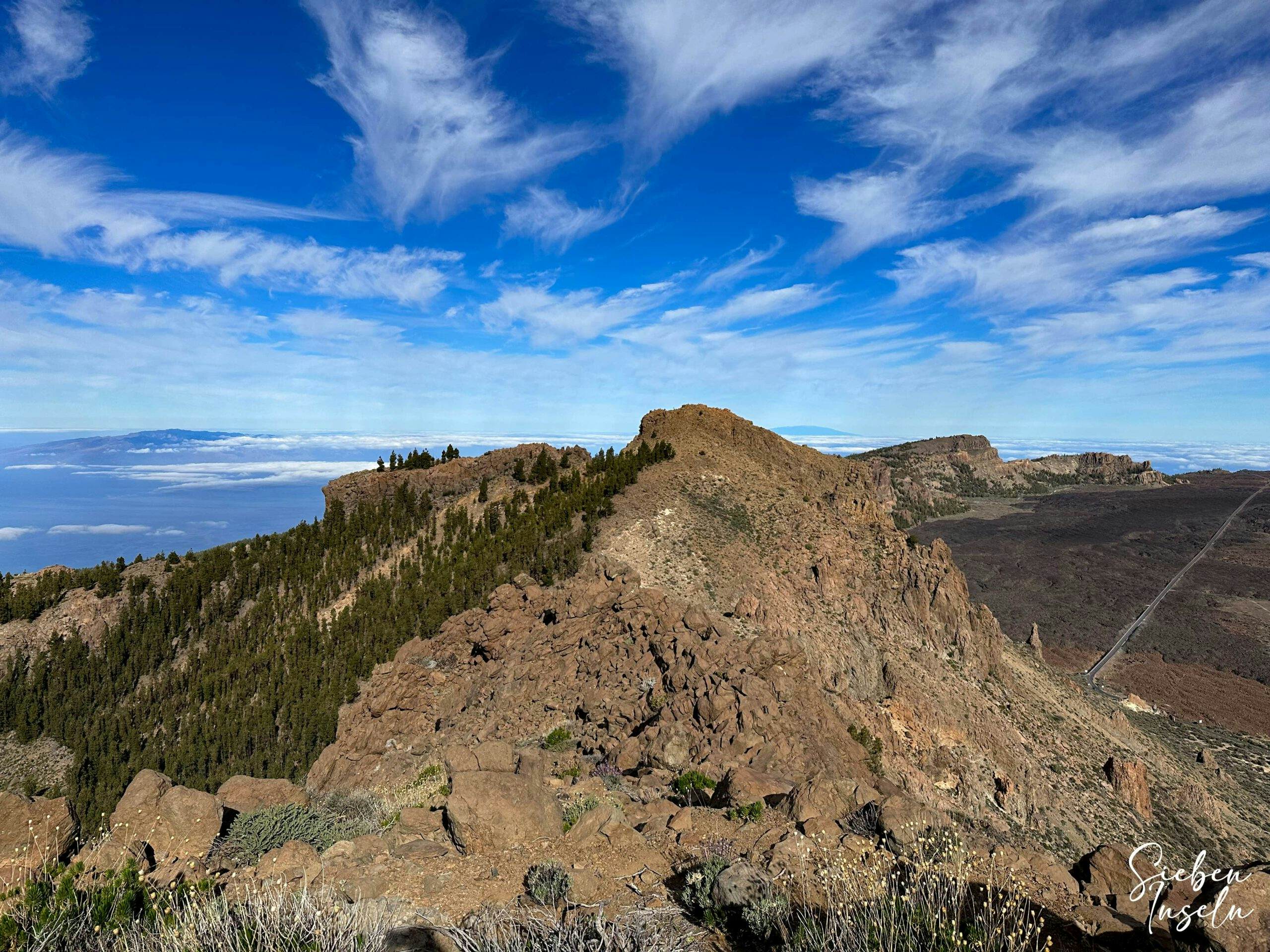 Blick von der Cresta de Las Cañadas auf die westlichen Höhen, wie den El Sombrerito (2326 Höhenmeter), der Cañadas und auf La Gomera und La Palma