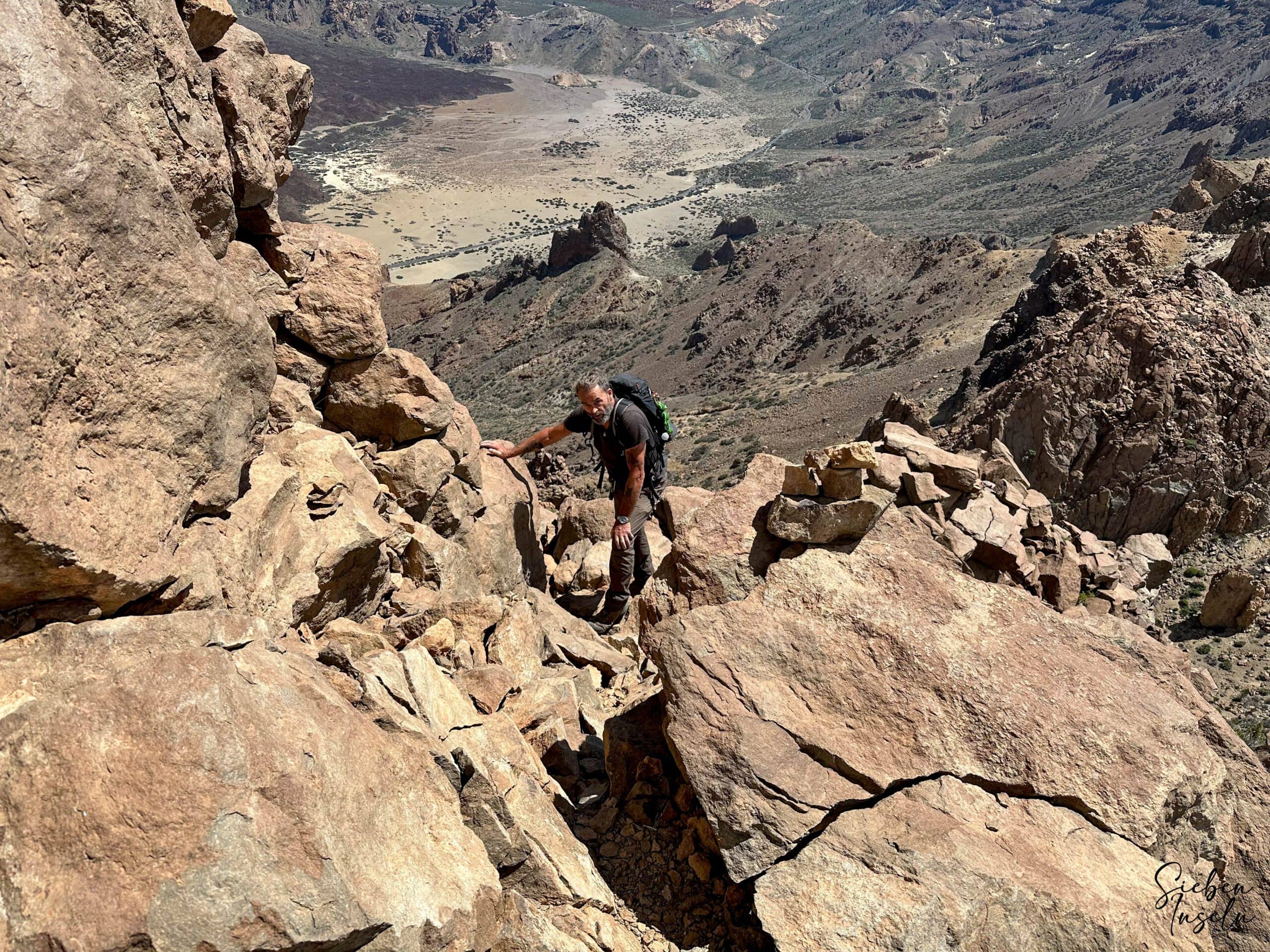 Hikers descending from Roque del Almendro