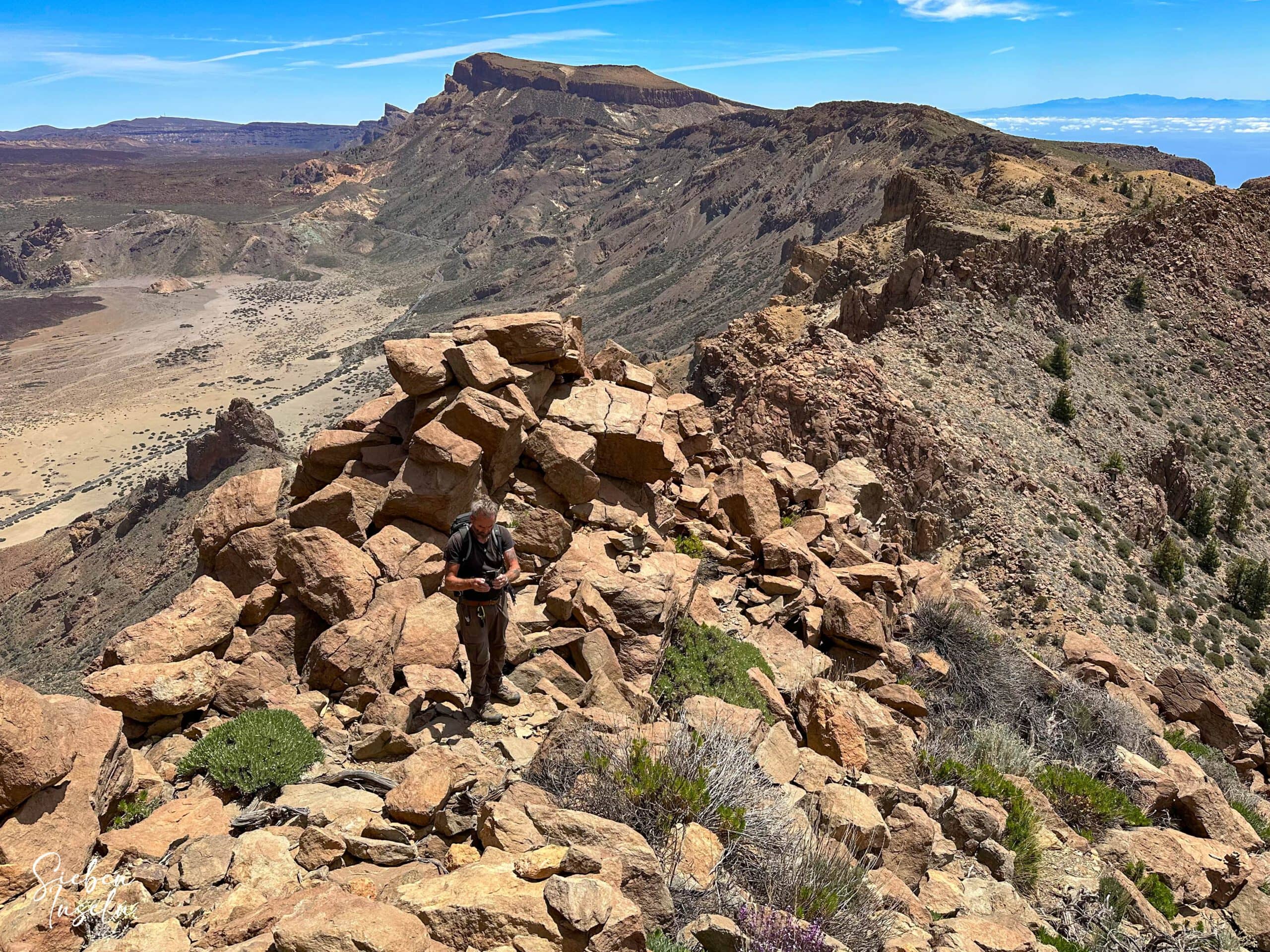 Hikers on the descent of Roque del Almendro