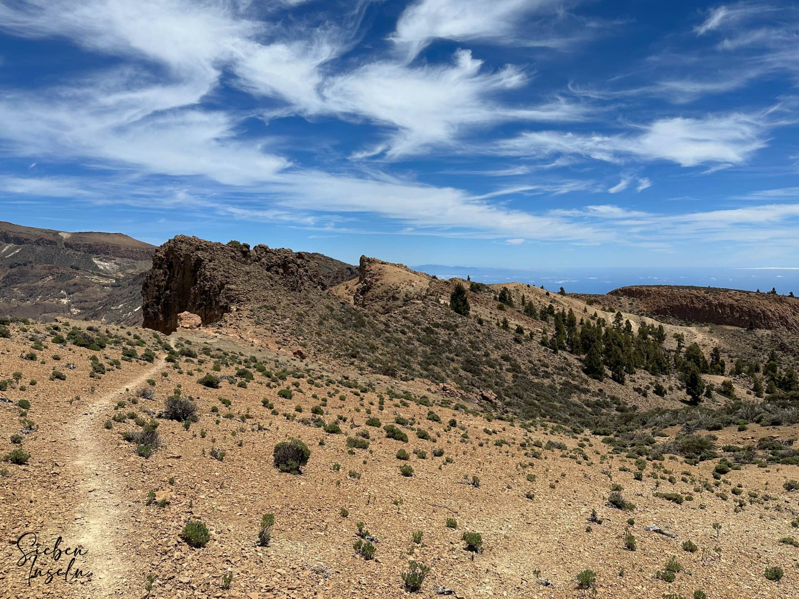 Trail S-31 over the Cresta de Las Cañadas with Gran Canaria in the background