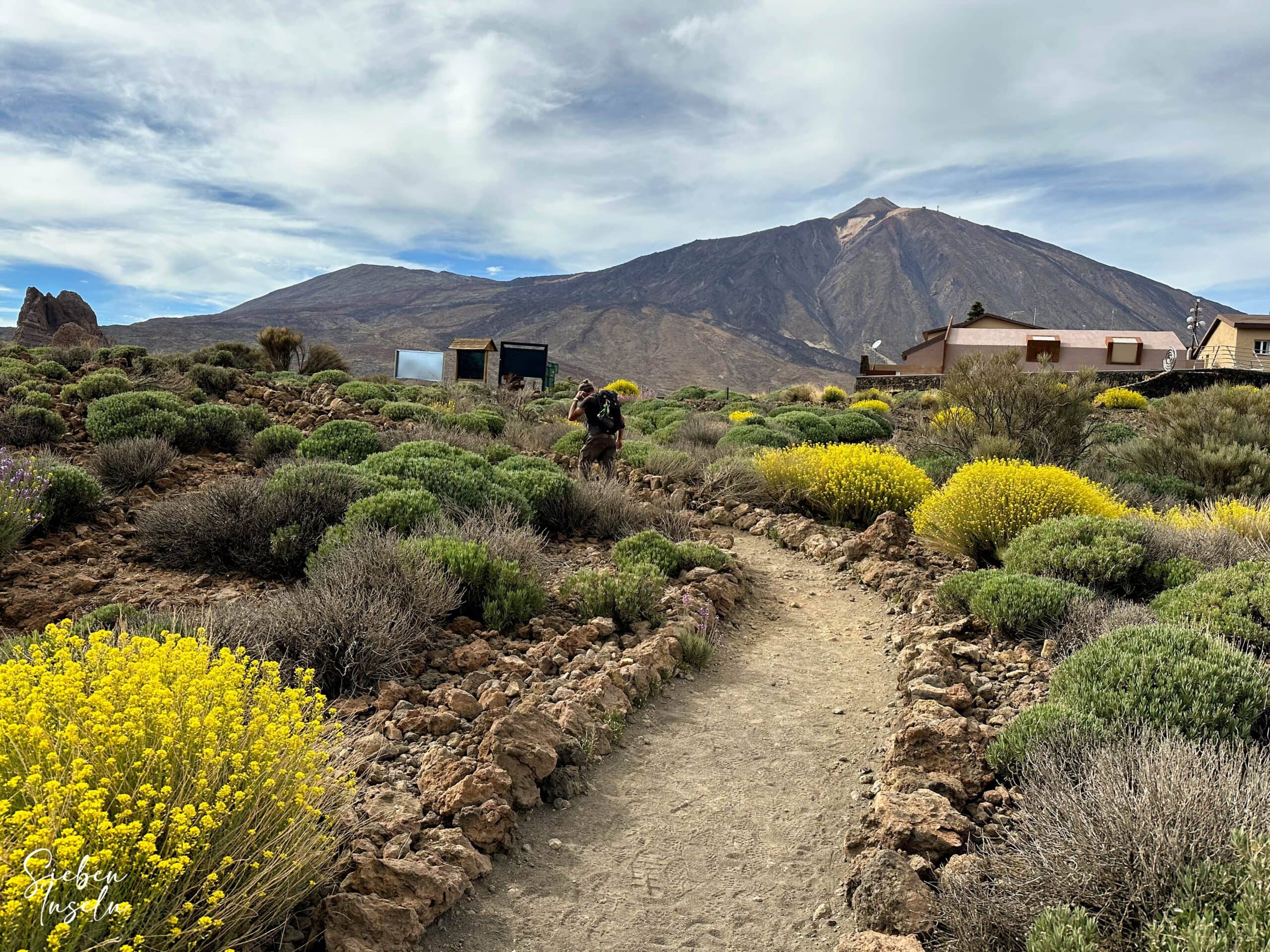 Hiker on the S-31 trail in front of the Parador